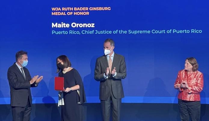 La jueza presidenta Maite D. Oronoz Rodríguez recibió la medalla de manos del rey español Felipe VI.