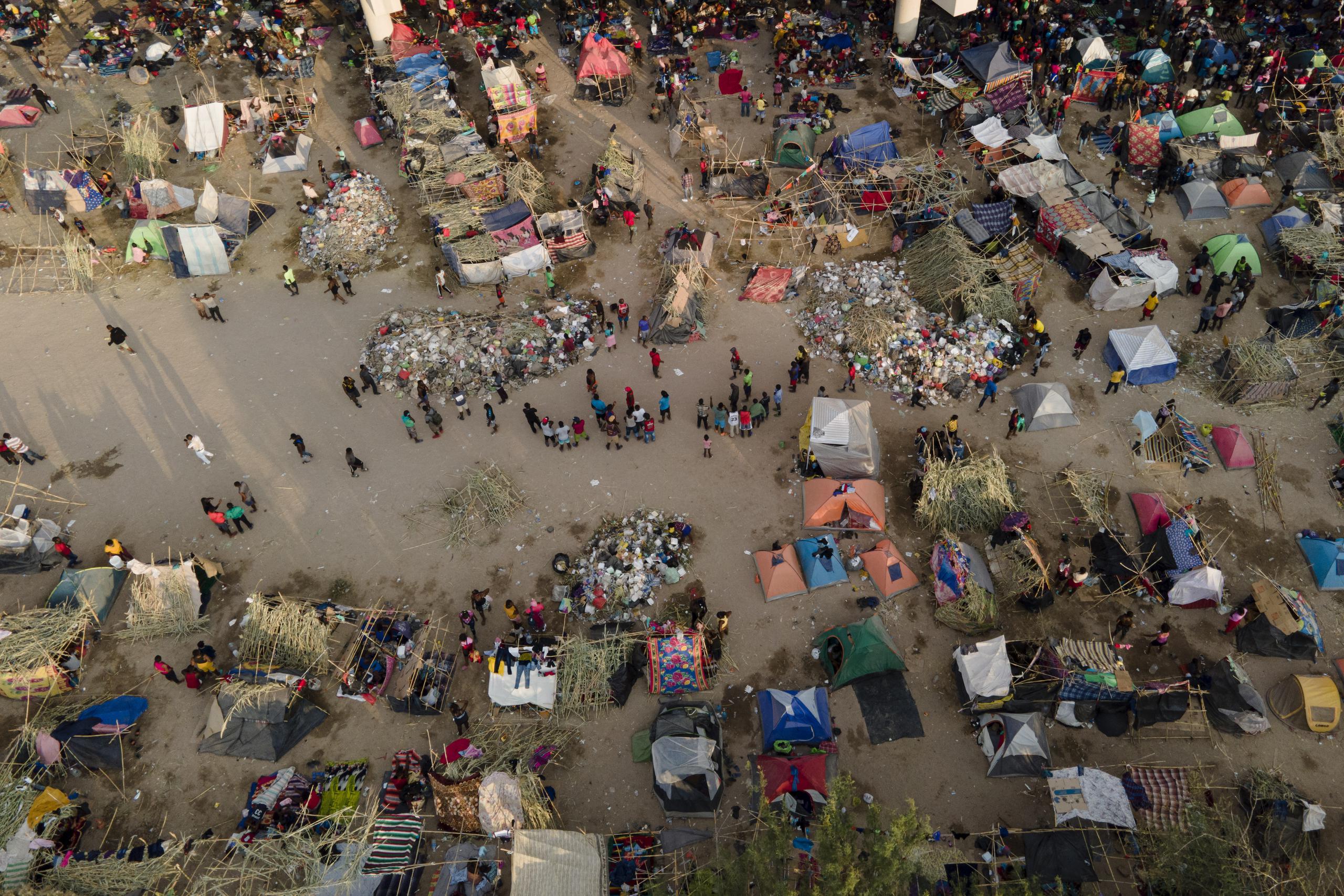 Migrantes, muchos de ellos procedentes de Haití, vistos en un campamento junto al Del Rio International Bridge, cerca del Río Bravo, el 21 de septiembre de 2021, en Del Rio, Texas. (AP Foto/Julio Cortez)