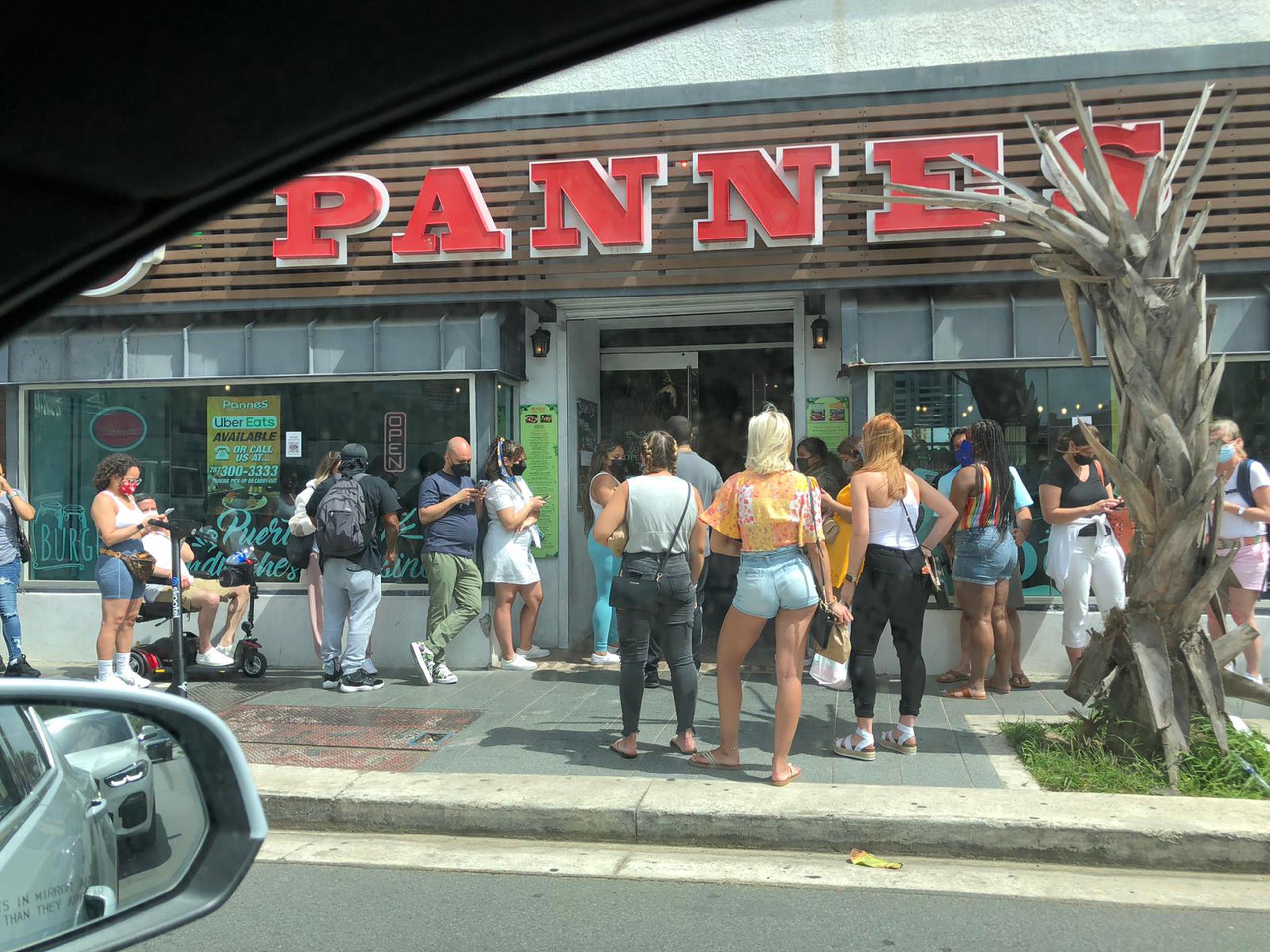 El Departamento de Salud (DS) expidió una multa al restaurante Pannes localizado en la avenida Ashford, en Condado porque los clientes que estaban frente al negocio no guardaban el distanciamiento requerido.