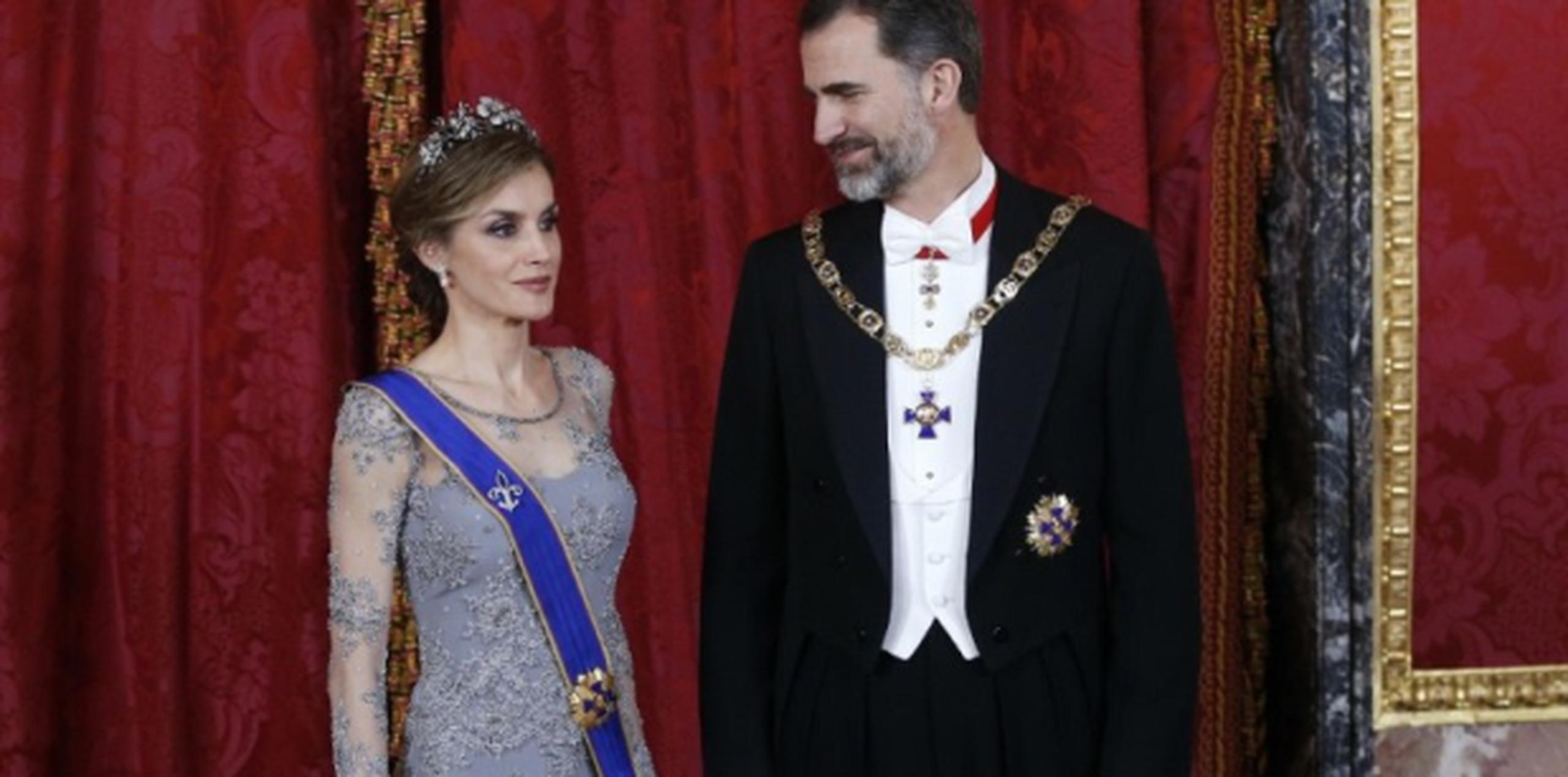 Doña Letizia y Felipe VI durante su visita a Colombia. (Archivo)