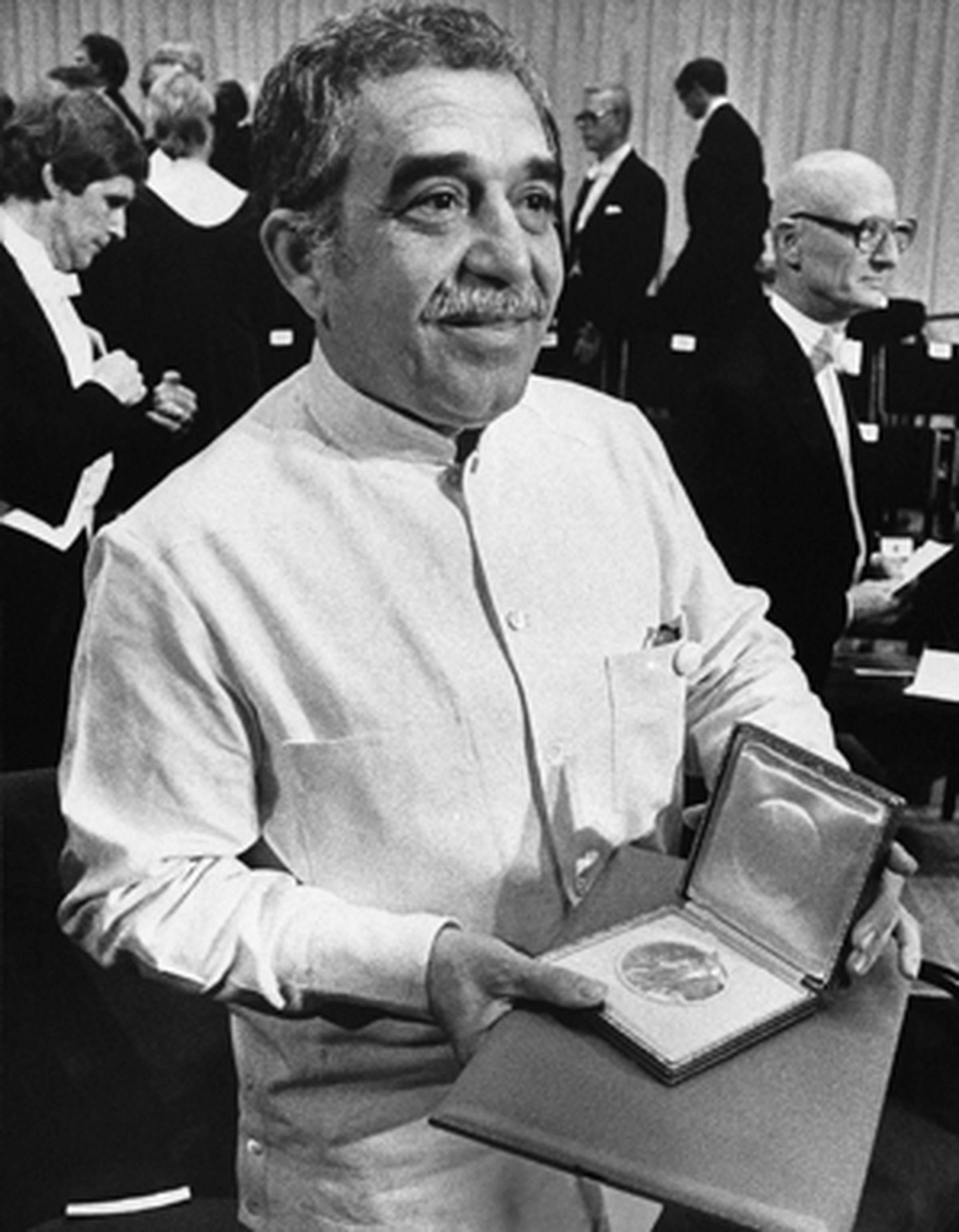 Vestido con un inmaculado liqui liqui, el traje que manda el protocolo caribeño, García Márquez recibió en Estocolmo el Premio Nobel de Literatura en 1982. (AP)