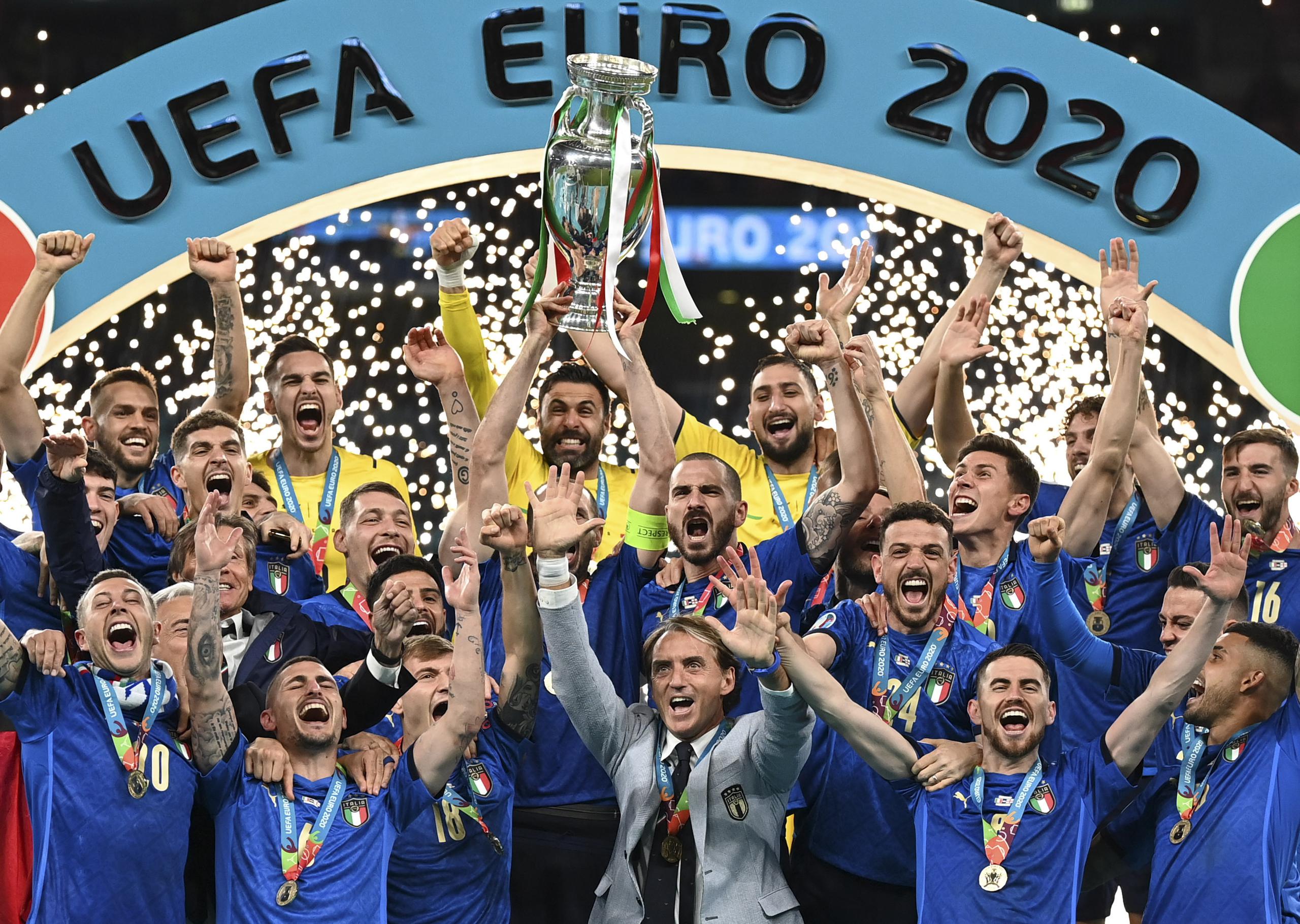 Italia celebra el campeonato de Europa luego de vencer a Inglaterra en penales en la final jugada en Londres.