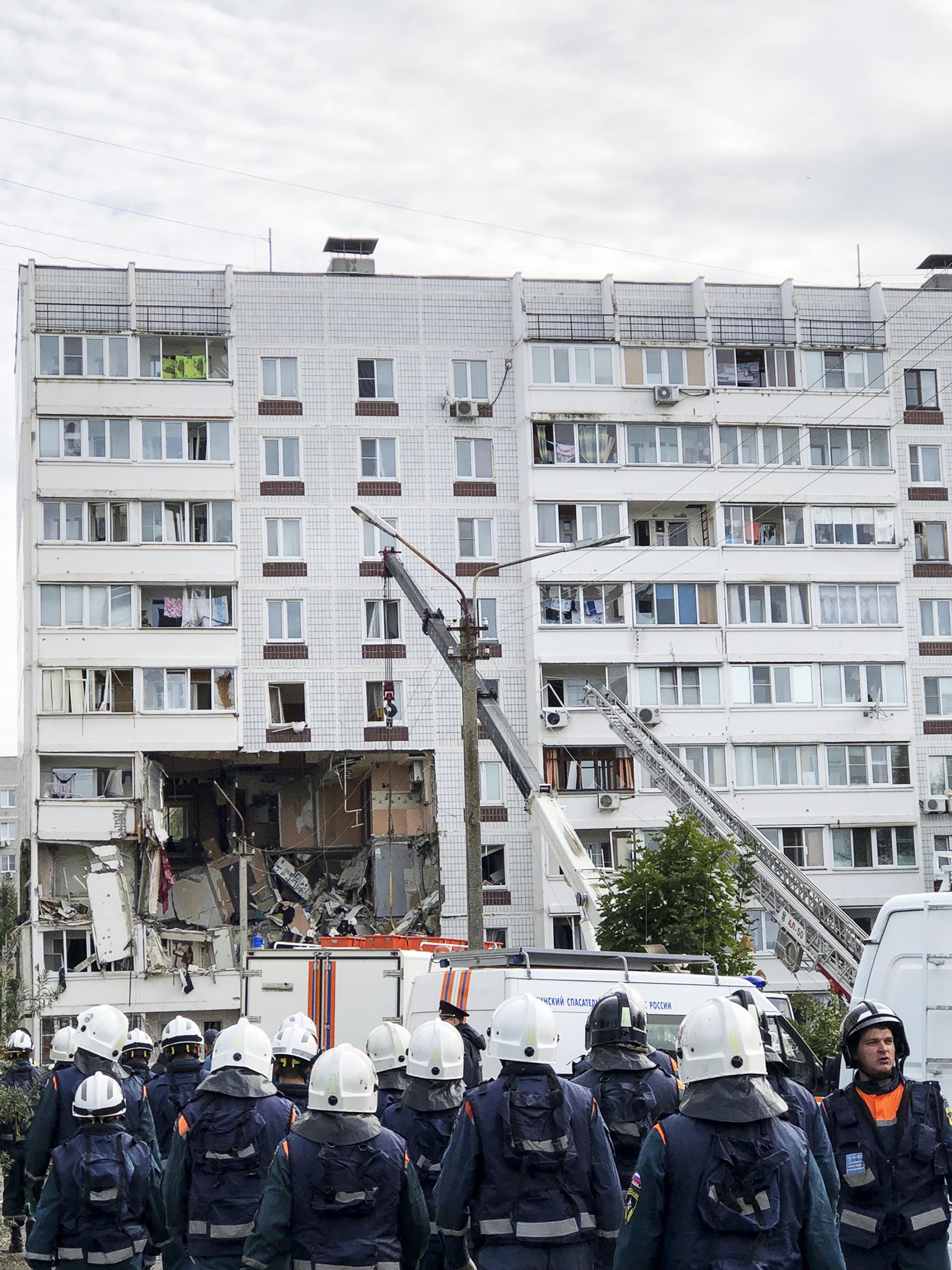 Personal de emergencia trabaja en el sitio donde hubo una explosión de gas en un edificio residencial en Noginsk, 50 kms al este de Moscú, Rusia, el 8 de septiembre de 2021. (AP Foto/Maxim Marmur)
