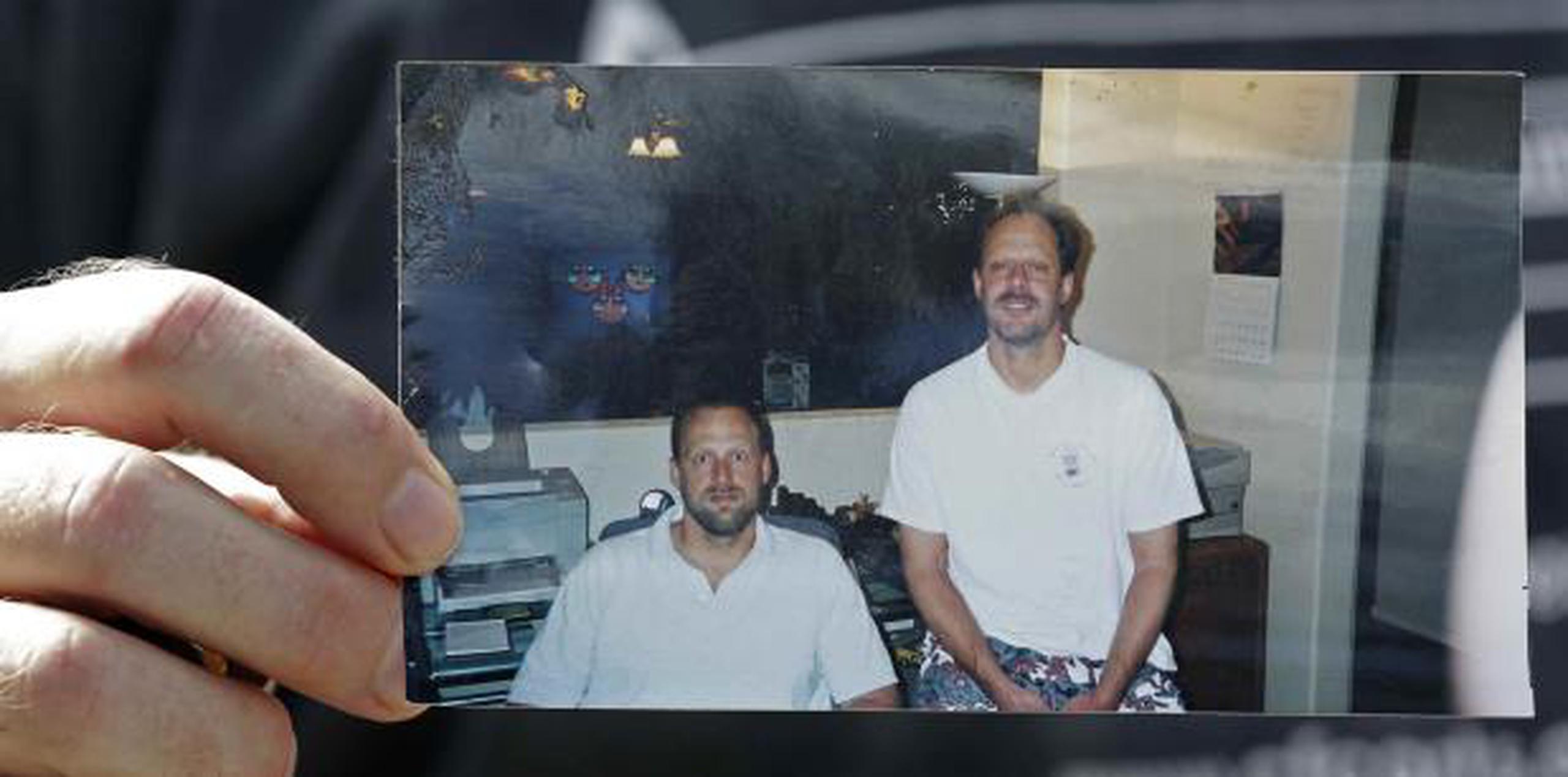 Eric Paddock sostiene una foto de sí mismo, a la izquierda, y su hermano, Stephen Paddock, a la derecha, fuera de su casa en Orlando, Florida. (AP / John Raoux / Archivo)