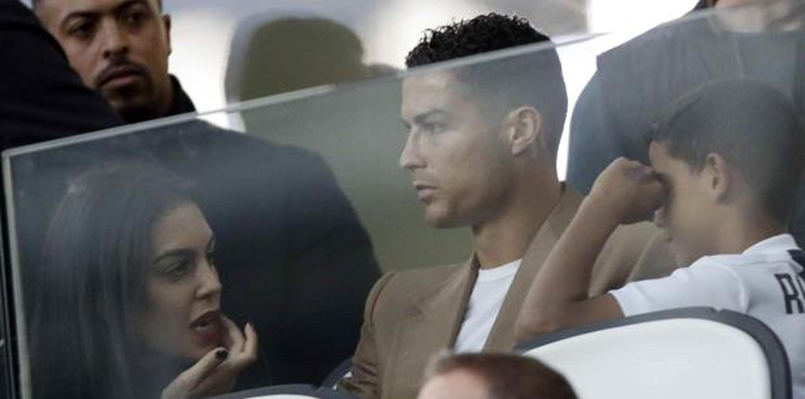 Cristiano Ronaldo con su novia Georgina y su hijo Cristiano durante un partido por la Copa de Campeones en el estadio Allianz de Turín, el pasado 2 de octubre. (AP / Luca Bruno)