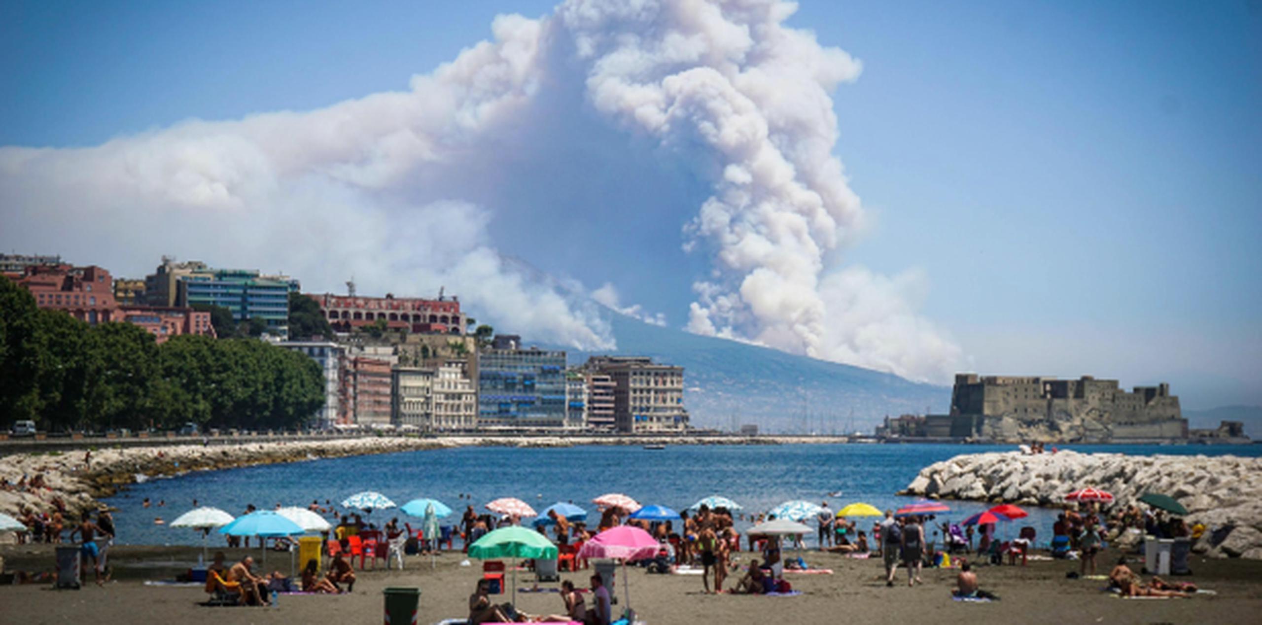 Turistas observan a lo lejos la nube de humo de los incendios en el Vesubio. (AP)