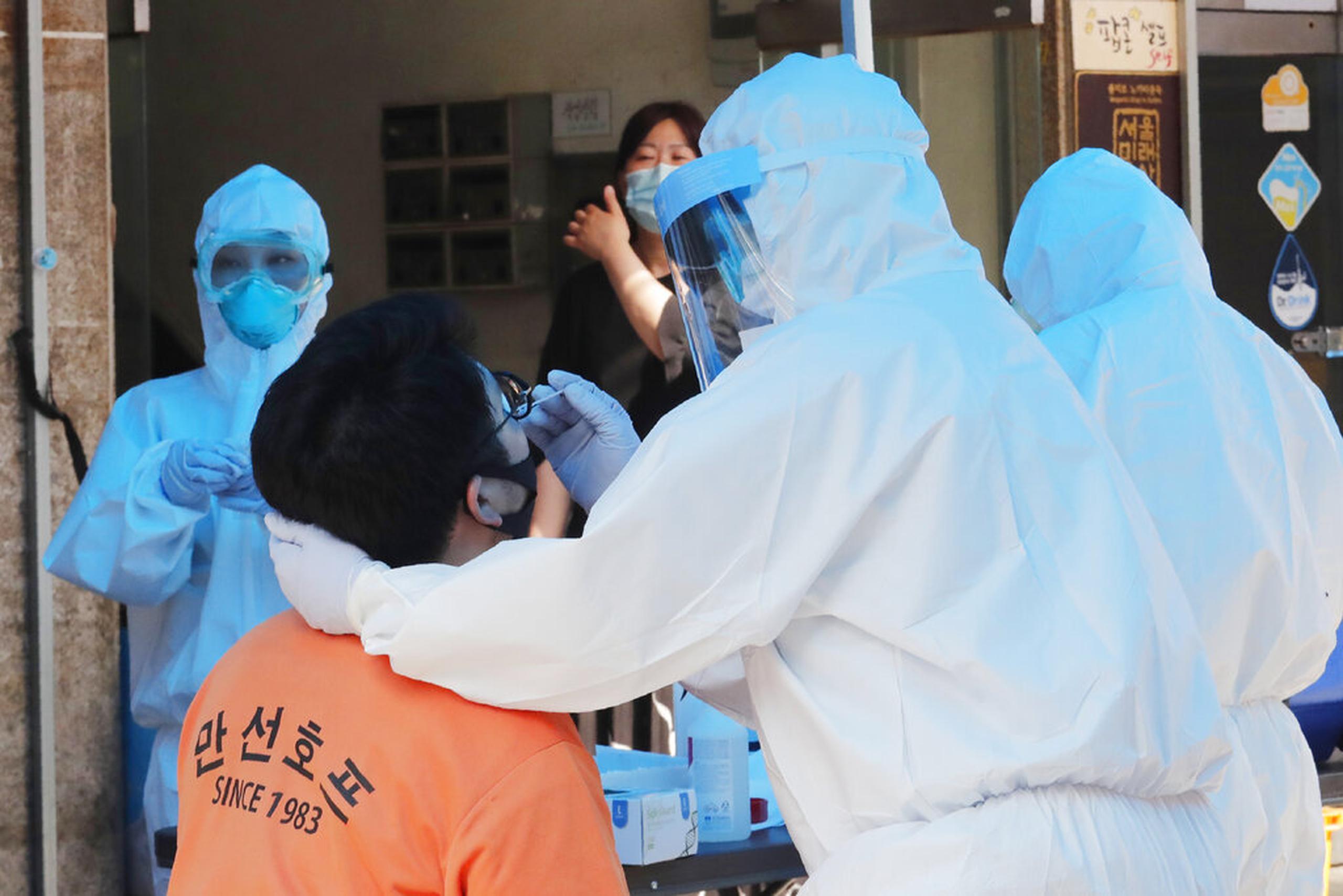 Corea del Sur logró estabilizar la pandemia con una agresiva campaña de seguimientos y pruebas diagnósticas.