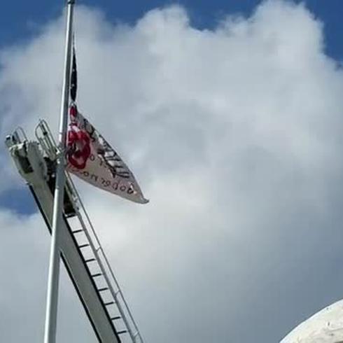 Bajan bandera que colocó Tito Kayak en el Capitolio