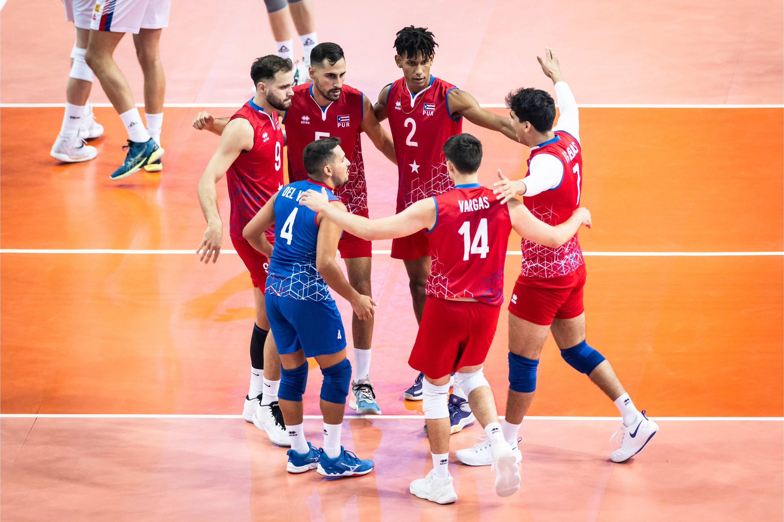 El equipo de Puerto Rico se reúne tras una jugada en su partido ante Serbia en el Mundial de Voleibol en Polonia. (FIVB)