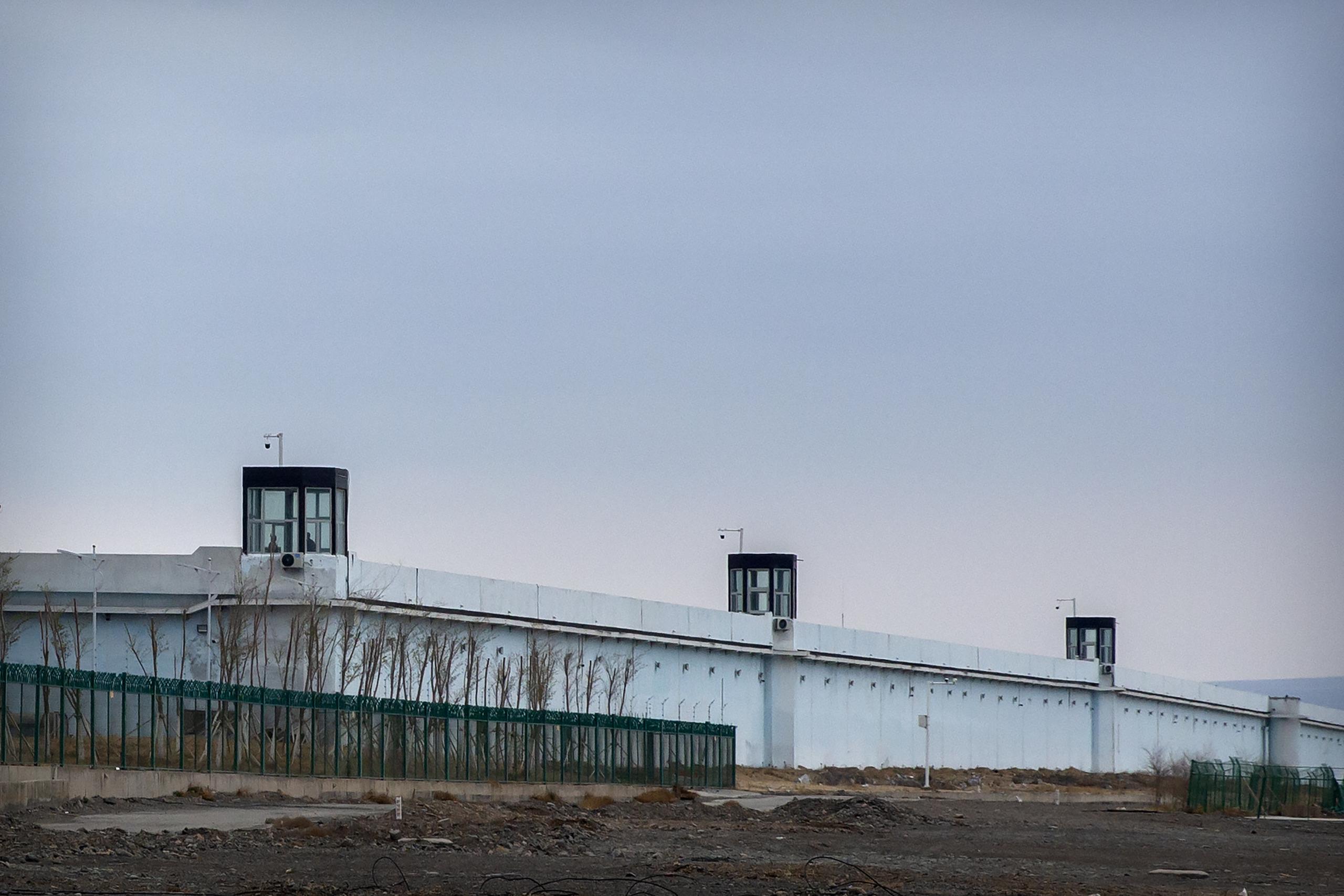 Centro de Detención Nro. 3 de Urumqi, en Dabancheng, en la Región Autónoma Uigur de Xinjiang, en el oeste de China, en foto del 23 de abril del 2021. La tasa de detención de uigures en esta región es la más alta del mundo y uno de cada 25 están presos, acusados de actividades terroristas, según una lista filtrada y analizada por la Associated Press. (AP Photo/Mark Schiefelbein, File)