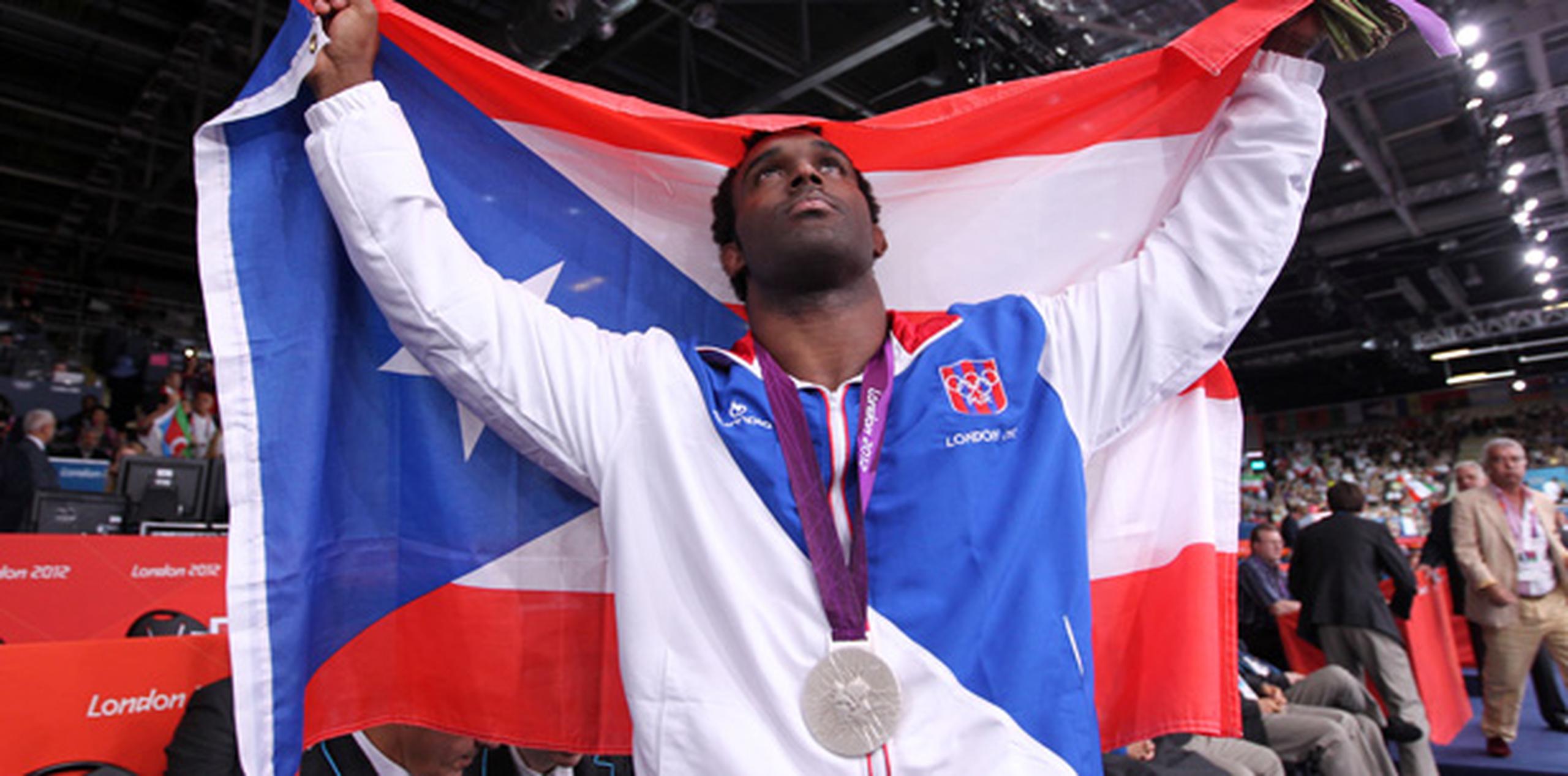 Jaime Espinal muestra con orgullo la medalla de plata que obtuvo en los 84 kg estilo libre en Londres 2012. (Archivo)