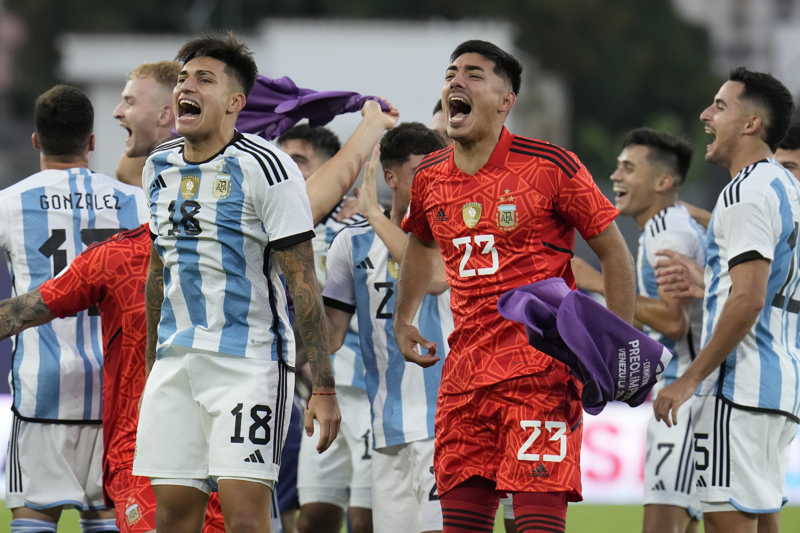 Los jugadores de Argentina celebran la victoria 1-0 ante Brasil para clasificarse al fútbol de los Juegos Olímpicos de París, el domingo 11 de febrero de 2024, en Caracas. (AP Foto/Ariana Cubillos)