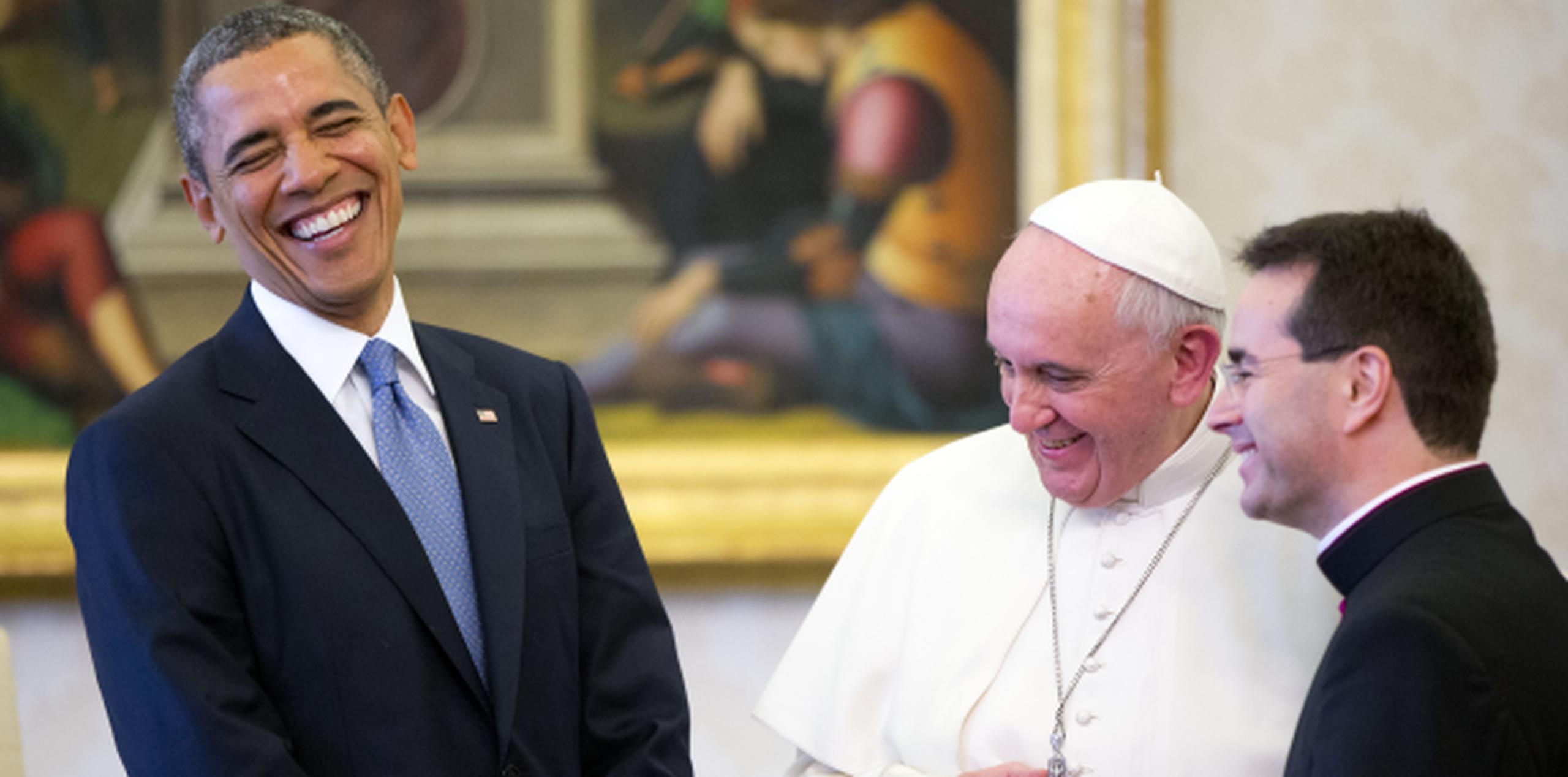 El papa se había mantenido serio durante las fotos y el saludo a Obama, pero se le vio mas relajado y sonriente durante el intercambio de obsequios. (AP)