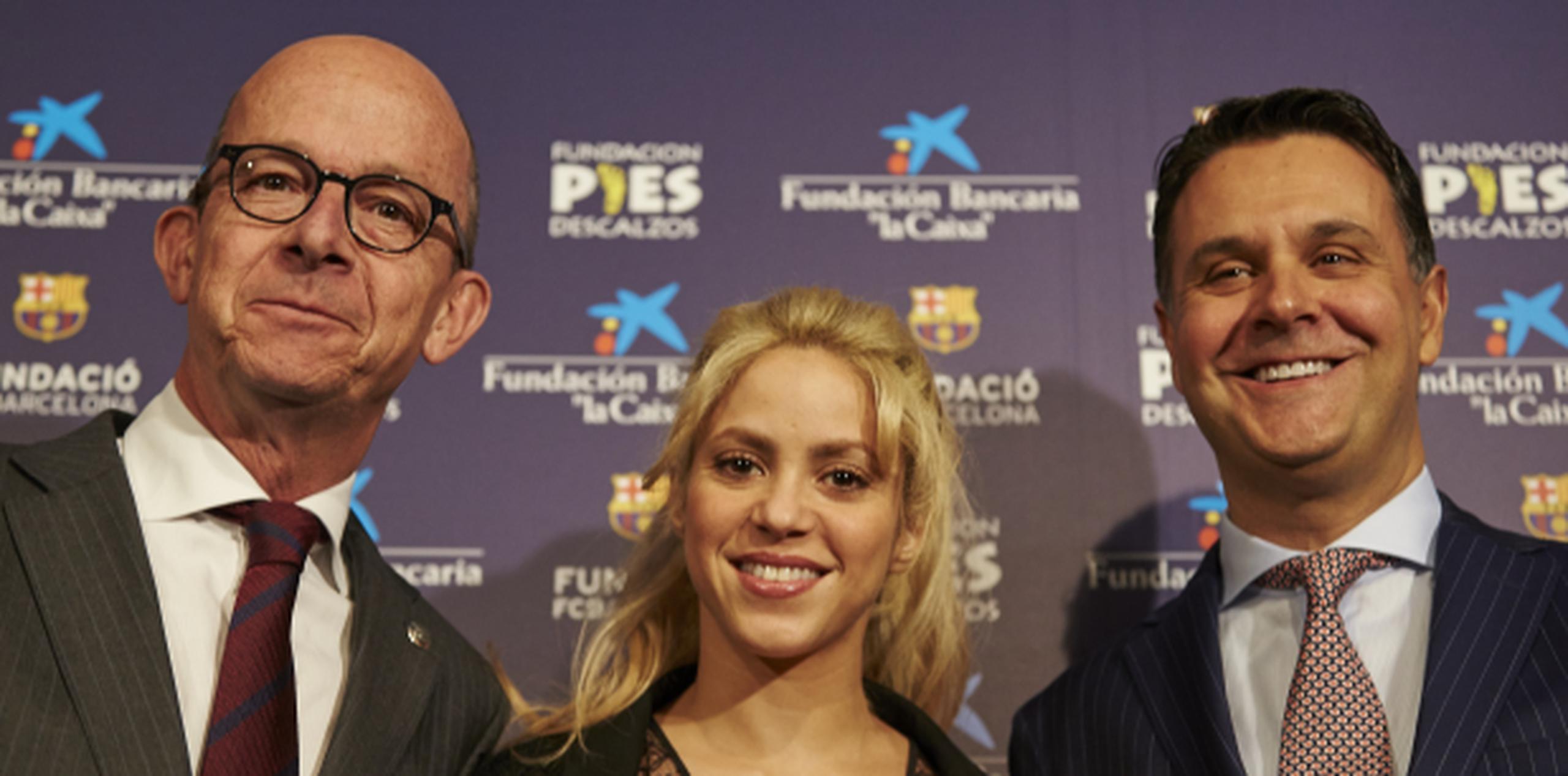 Jordi Cardoner, vicepresidente del FC Barcelona, Shakira y Xavier Bartolí, responsable del área educativa de la Fundación La Caixa, durante la presentación del proyecto. (EFE / Alejandro García)