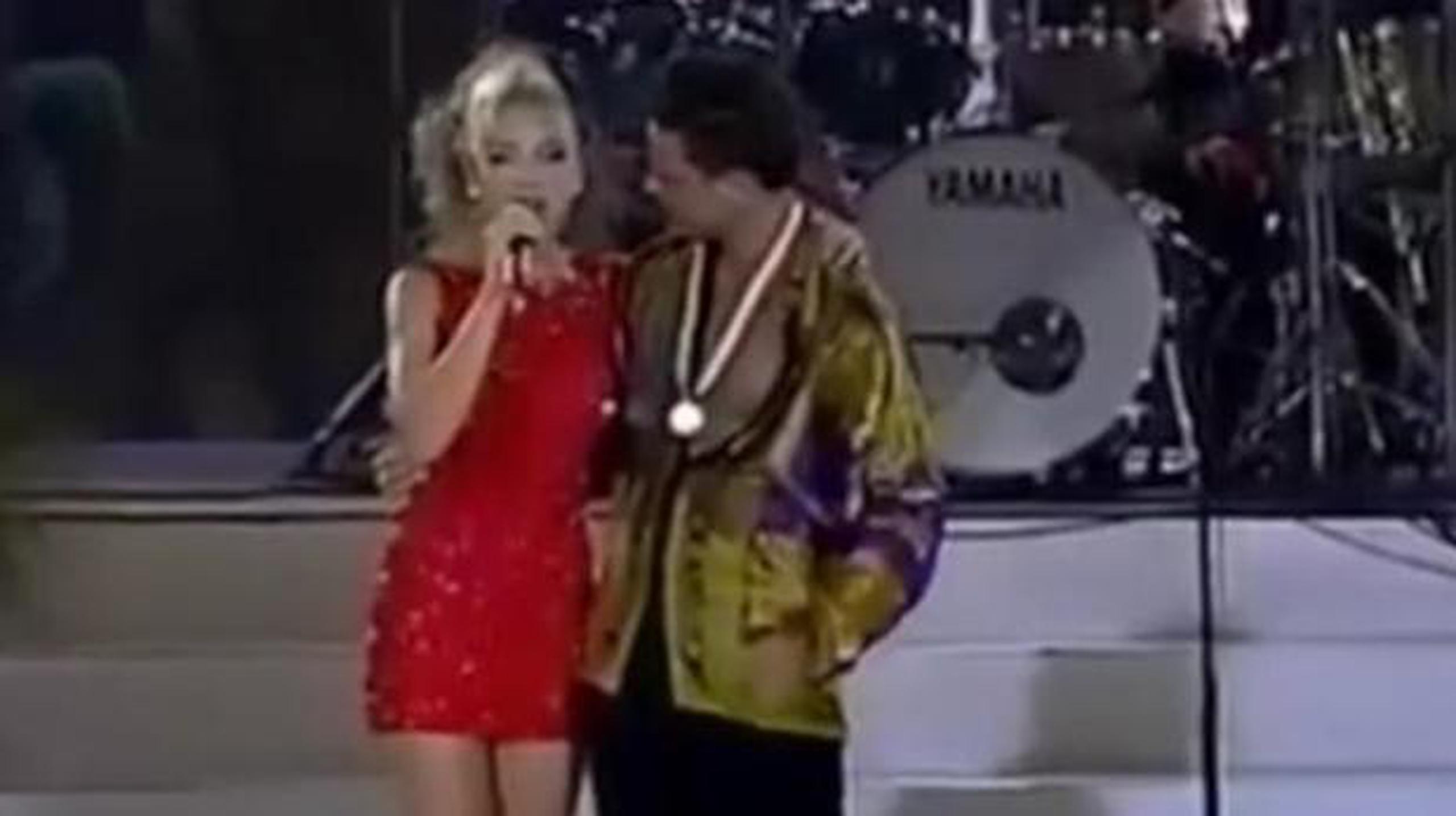 Thalía y Luis Miguel durante el "Festival de Acapulco" de 1993. (Captura / YouTube)
