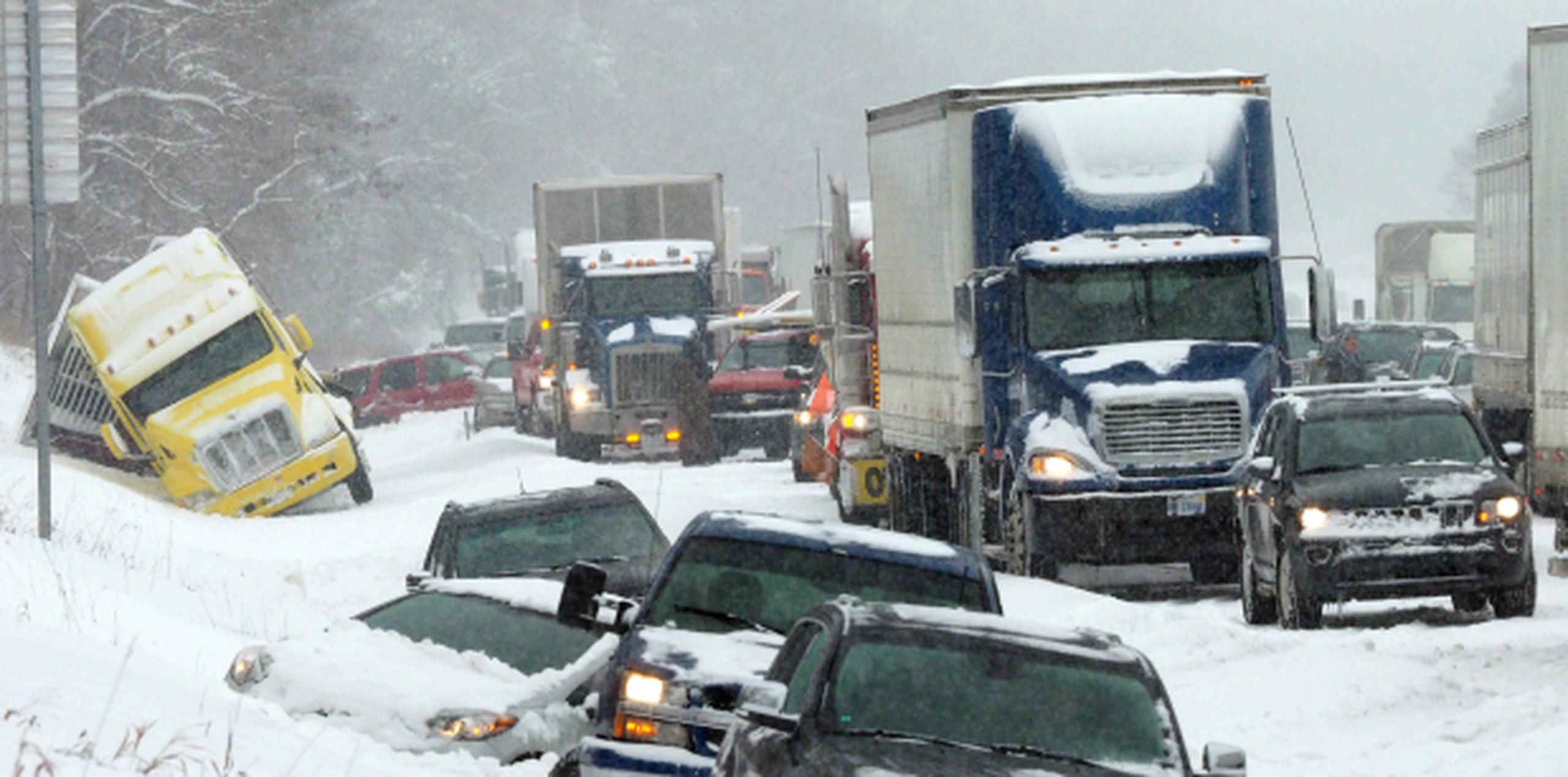 Accidentes de tránsito relacionados con la nieve generaron embotellamientos en las carreteras del sur de Michigan. (AP)