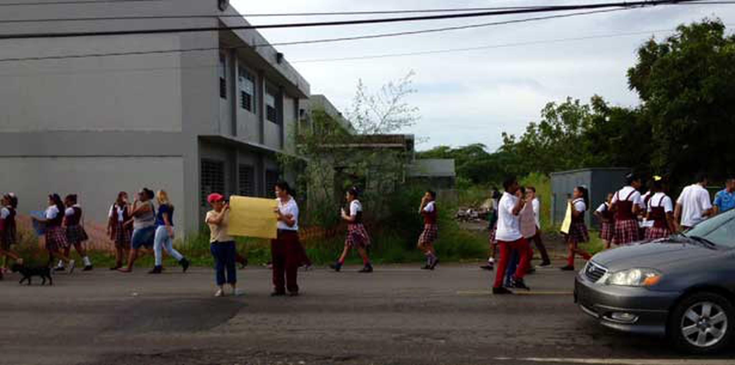 Desde temprano, los manifestantes ocuparon un carril de la PR-3 y con pancartas que leían "nuestros niños primero". (Darisabel Texidor/GFR Media)