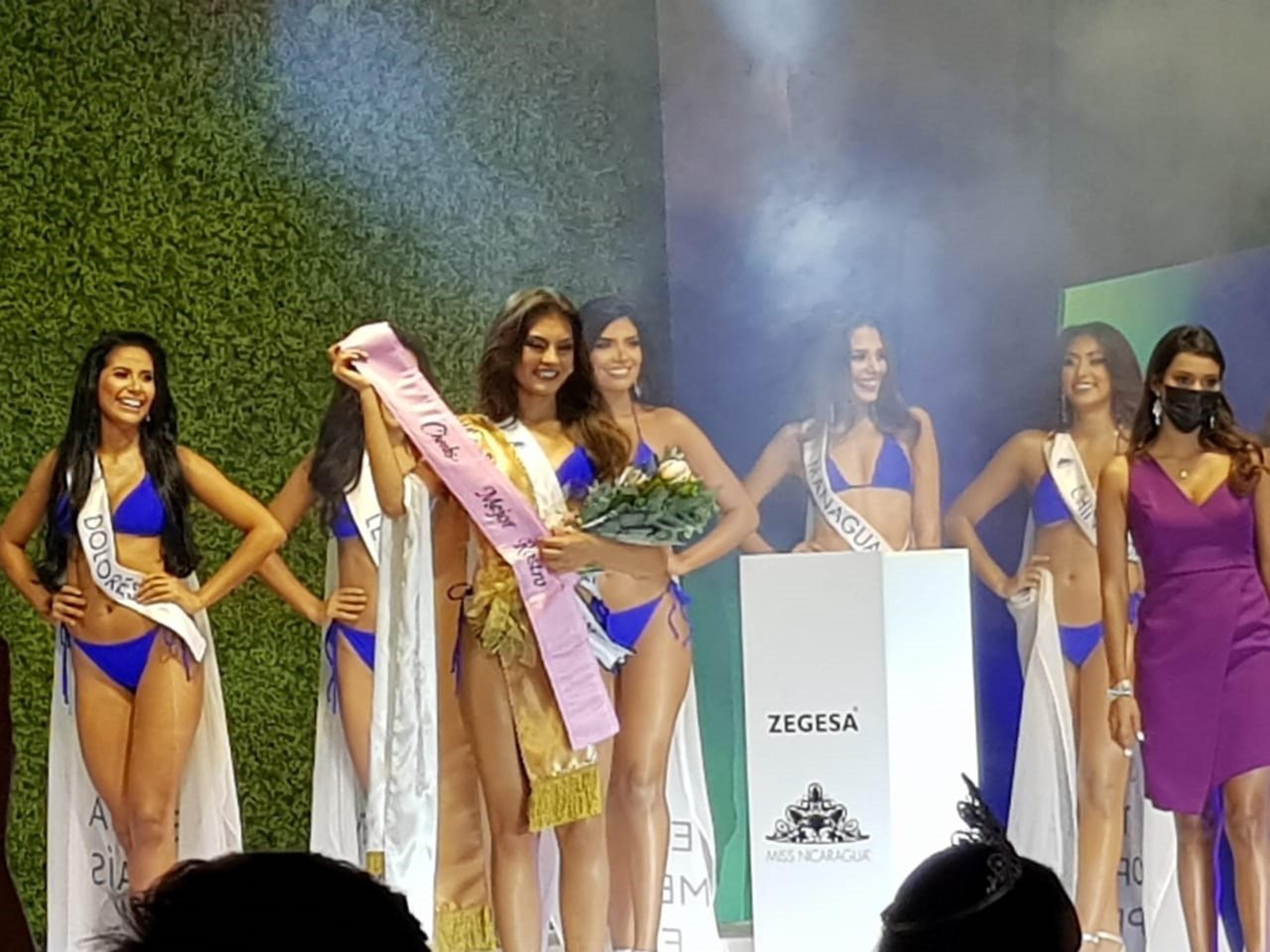 La corona de Miss Nicaragua la ganó Ana Marcelo (con la cinta), una ingeniera agroindustrial de 23 años originaria de Estelí (norte), que también se alzó con cuatro premios: rostro, piel, cabello y estilo.