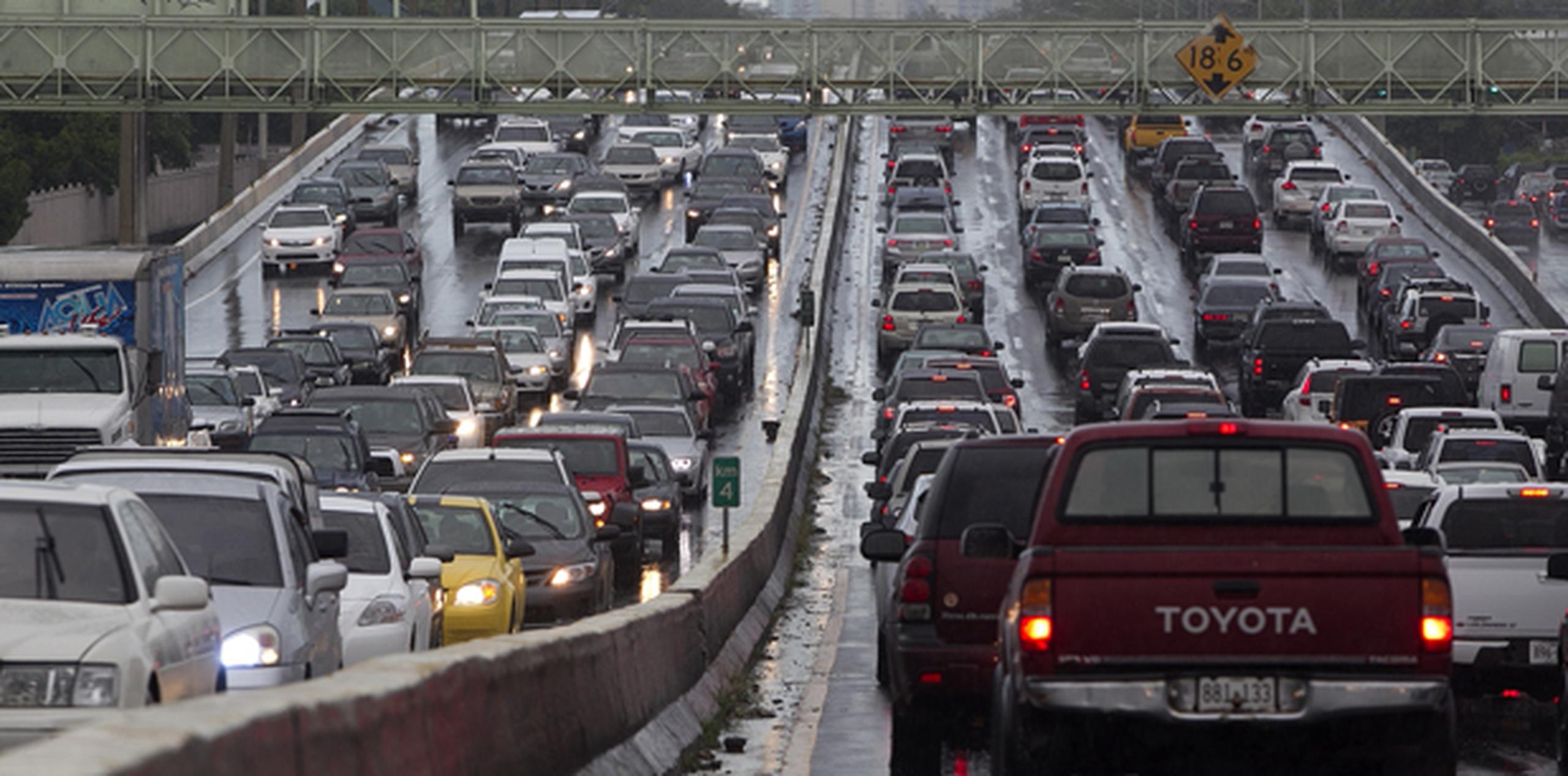 Según The WorldFactbook, ese montón de vehículos que se mueven en nuestro país, utilizan 26,862 kilómetros de vías pavimentadas, entre las que hay 454 kilómetros de expresos. (Archivo)