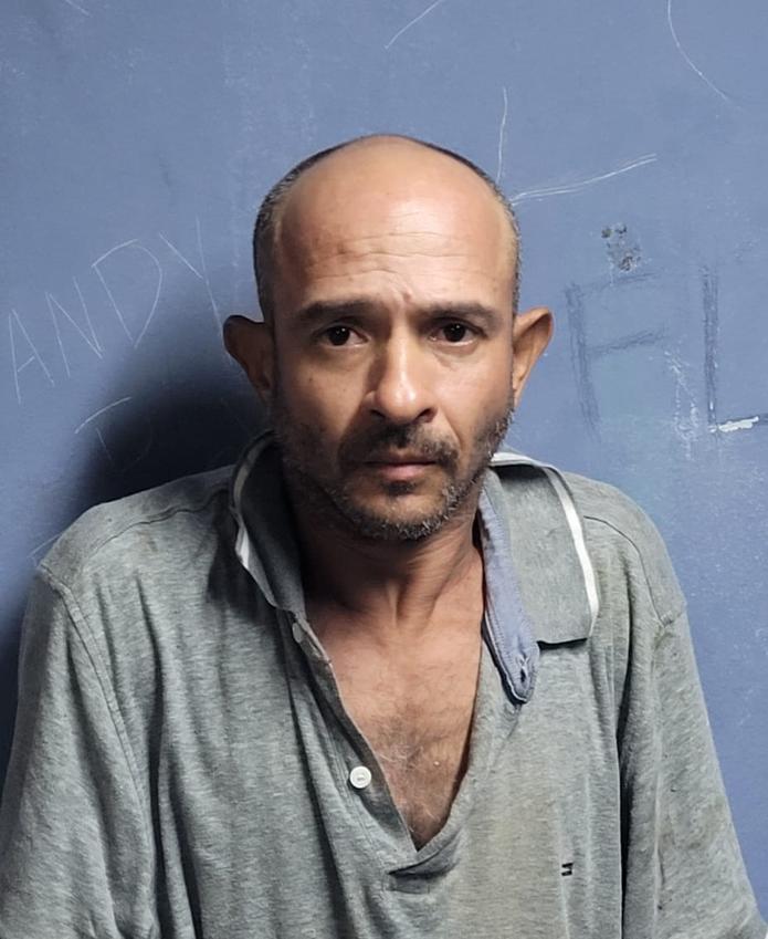 Contra Víctor R. Bruno Lebrón de 41 años, pesaban varias órdenes de arresto por violación a la Ley 54 para la Prevención e Intervención con la Violencia Doméstica y a la Ley de Armas, con una fianza de $900,000.00