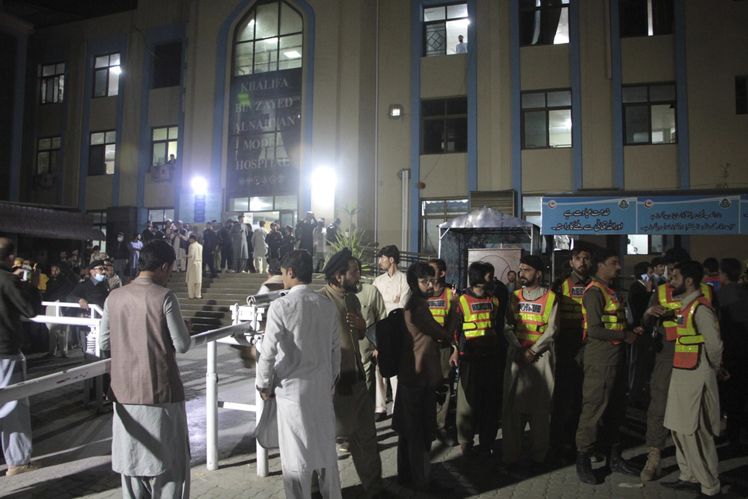 Trabajadores de rescate y gente se reúnen en un hospital, donde se lleva a las víctimas del terremoto, en Saidu Sharif, una ciudad del valle de Swat en Pakistán, el 21 de marzo de 2023.