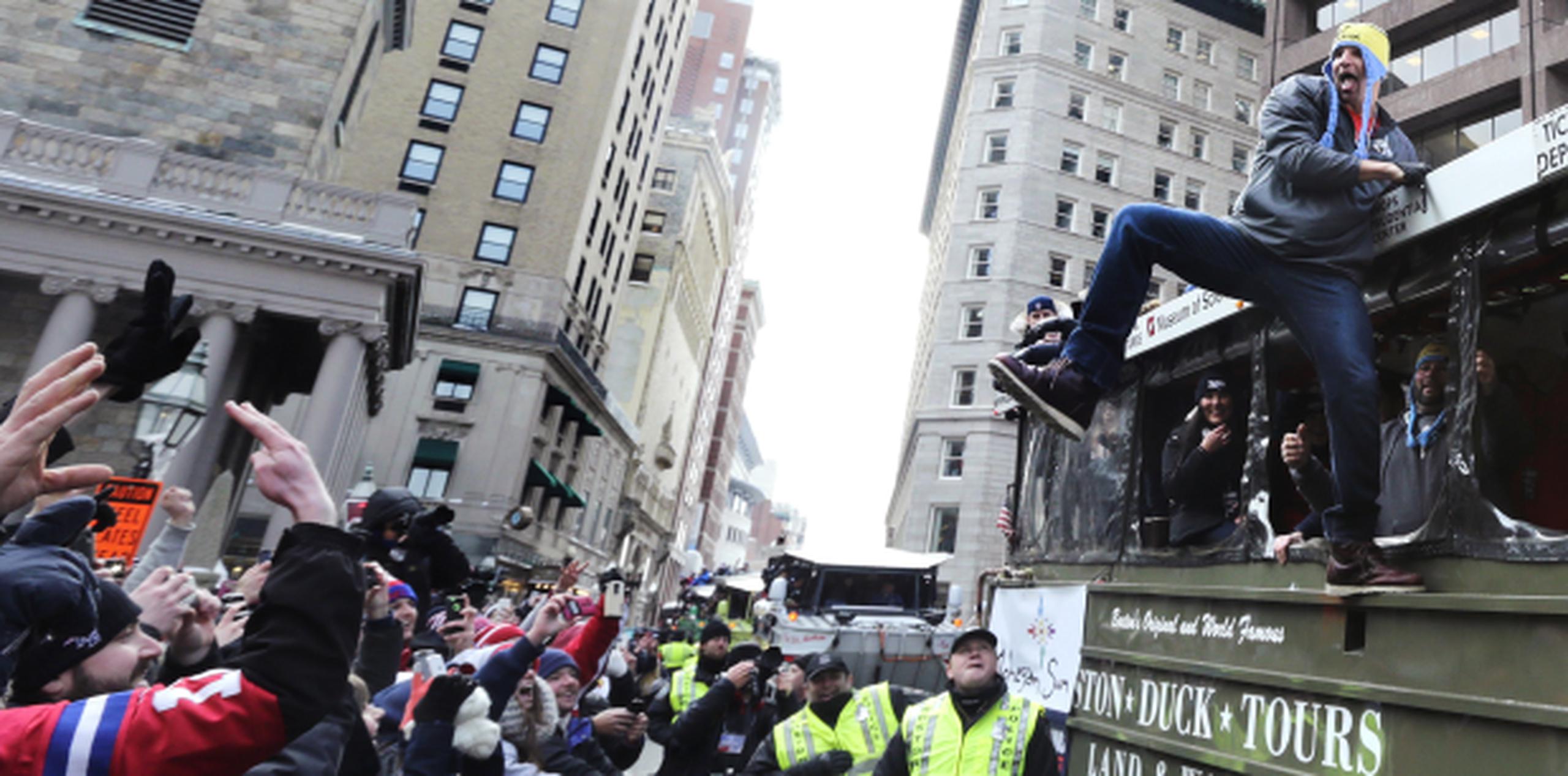 Rob Gronkowski (derecha) hace de las suyas durante la parada de celebración de los Patriots de Nueva Inglaterra. (AP \ Charles Krupa)
