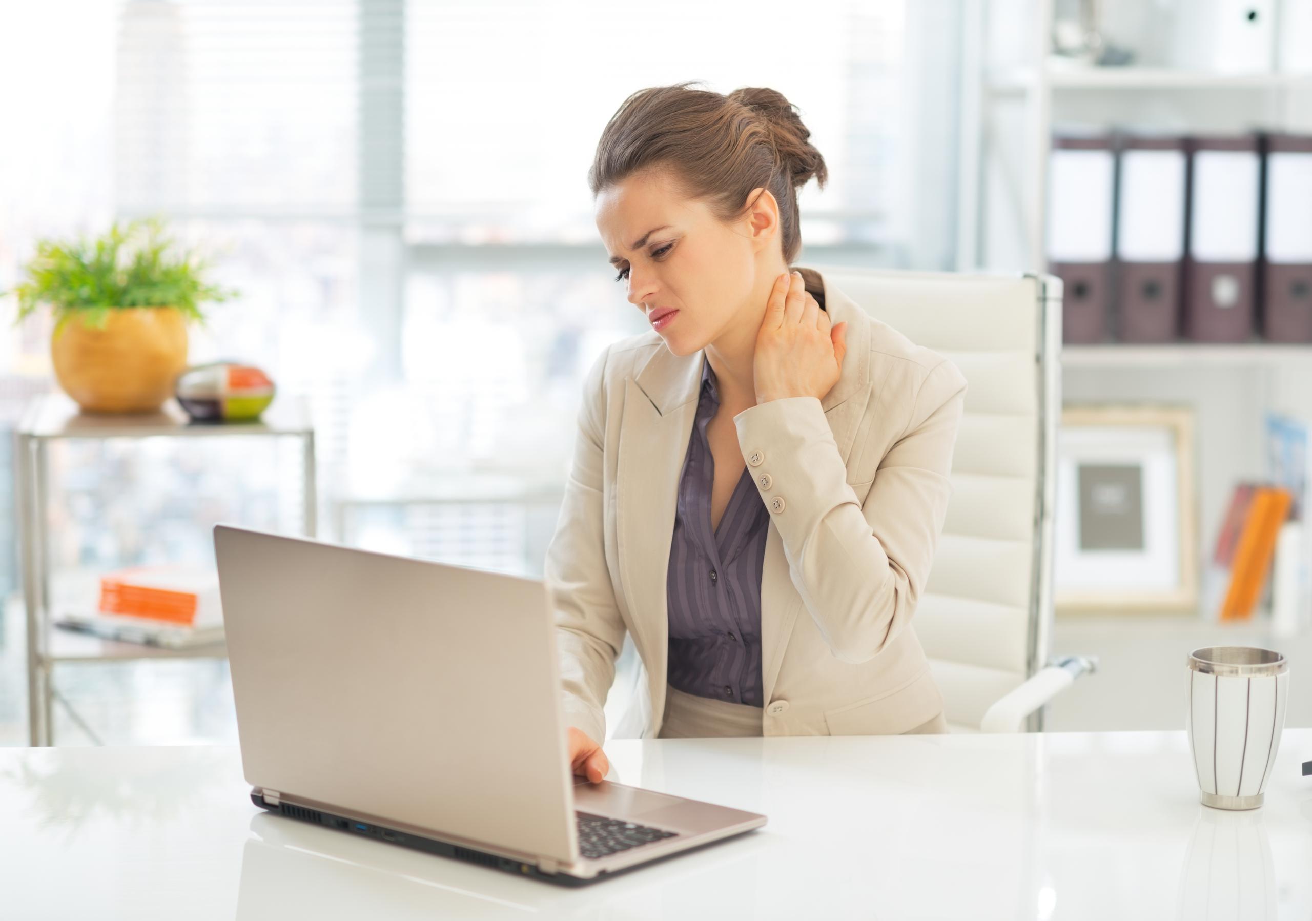 El problema de mala postura no solo se ve frente a un computador de escritorio, sino también con los portátiles e, incluso, con celulares y tabletas. (Shutterstock)