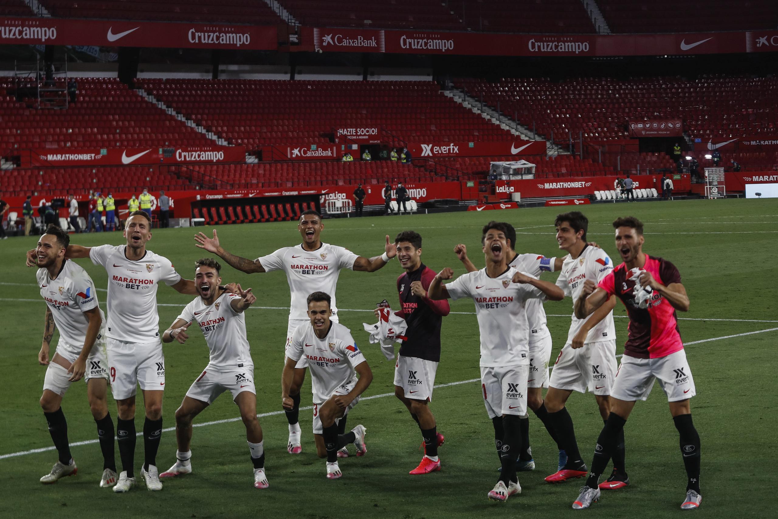 Los jugadores del Sevilla festejan su triunfo sobre el Real Betis.
