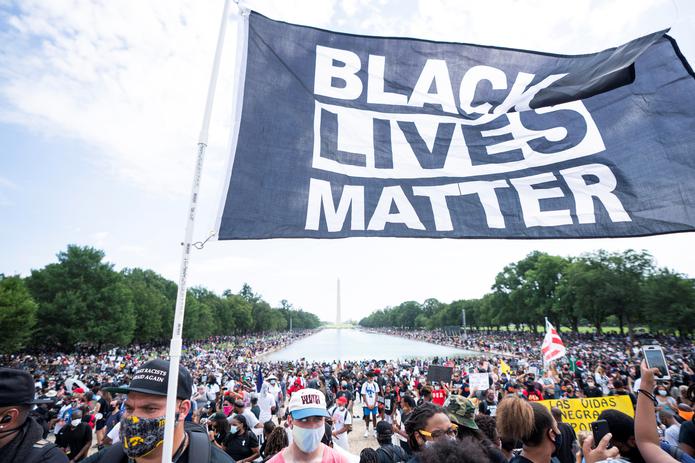 Muchos de los asistentes a la protesta exhibían camisetas negras con la frase “Black Lives Matter”.