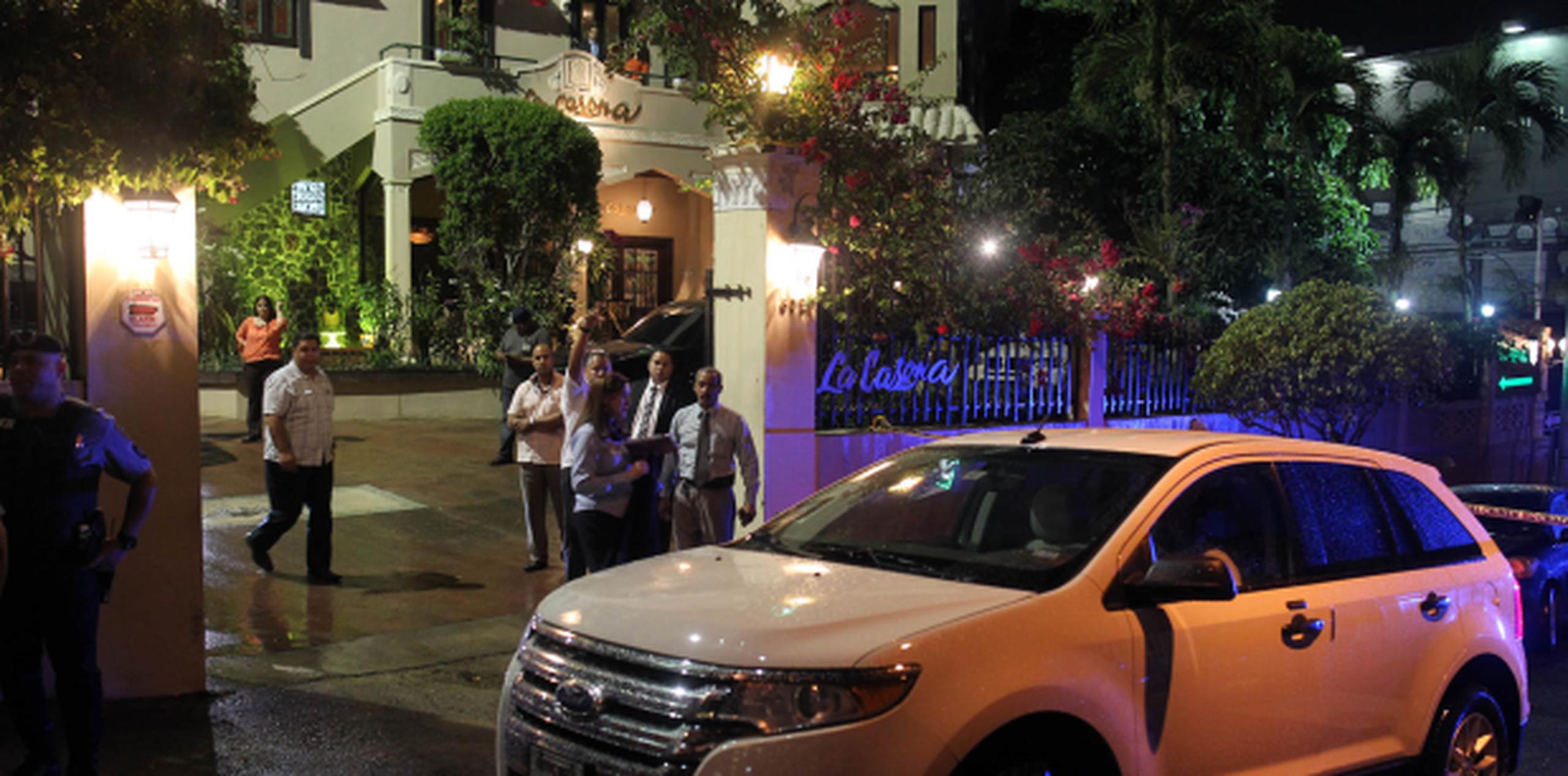 El restaurante, ubicado en Santurce, recibió varios impactos de bala. (Foto/ David Villafañe)