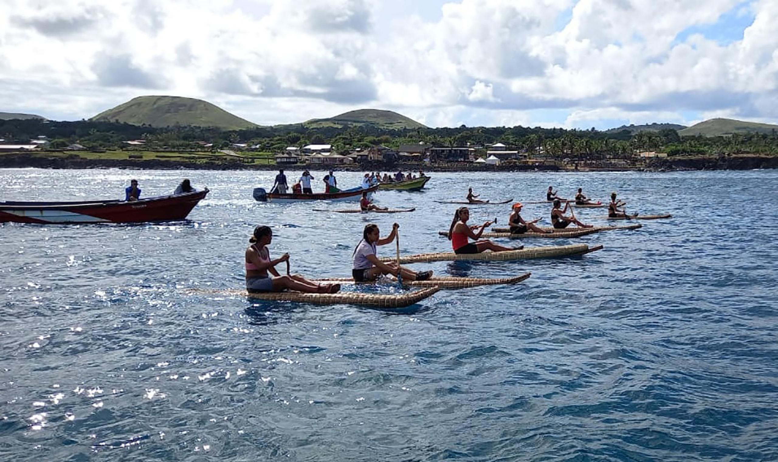 Un grupo de personas compiten en una carrera en canoa el 9 de febrero de 2022, durante las celebraciones del Tapati, un homenaje a las tradiciones del pueblo Rapa Nui en la Isla de Pascua (Chile). EFE/Municipalidad Isla de Pascua
