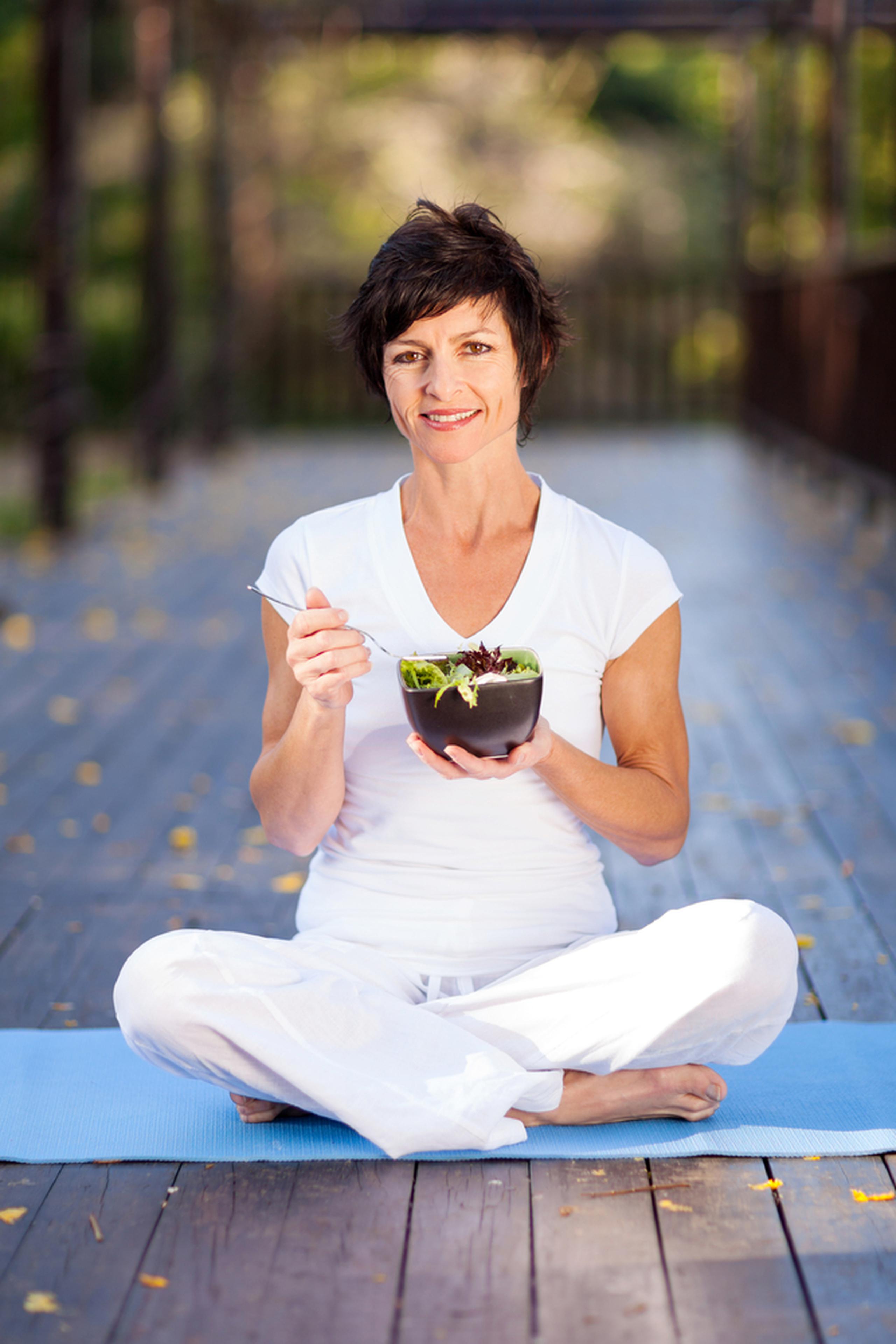 Para manejar adecuadamente los cambios de la menopausia y ayudar a la restauración del equilibrio hormonal, la alimentación saludable es una prioridad.