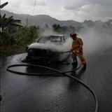 Incendian vehículo en Peñuelas