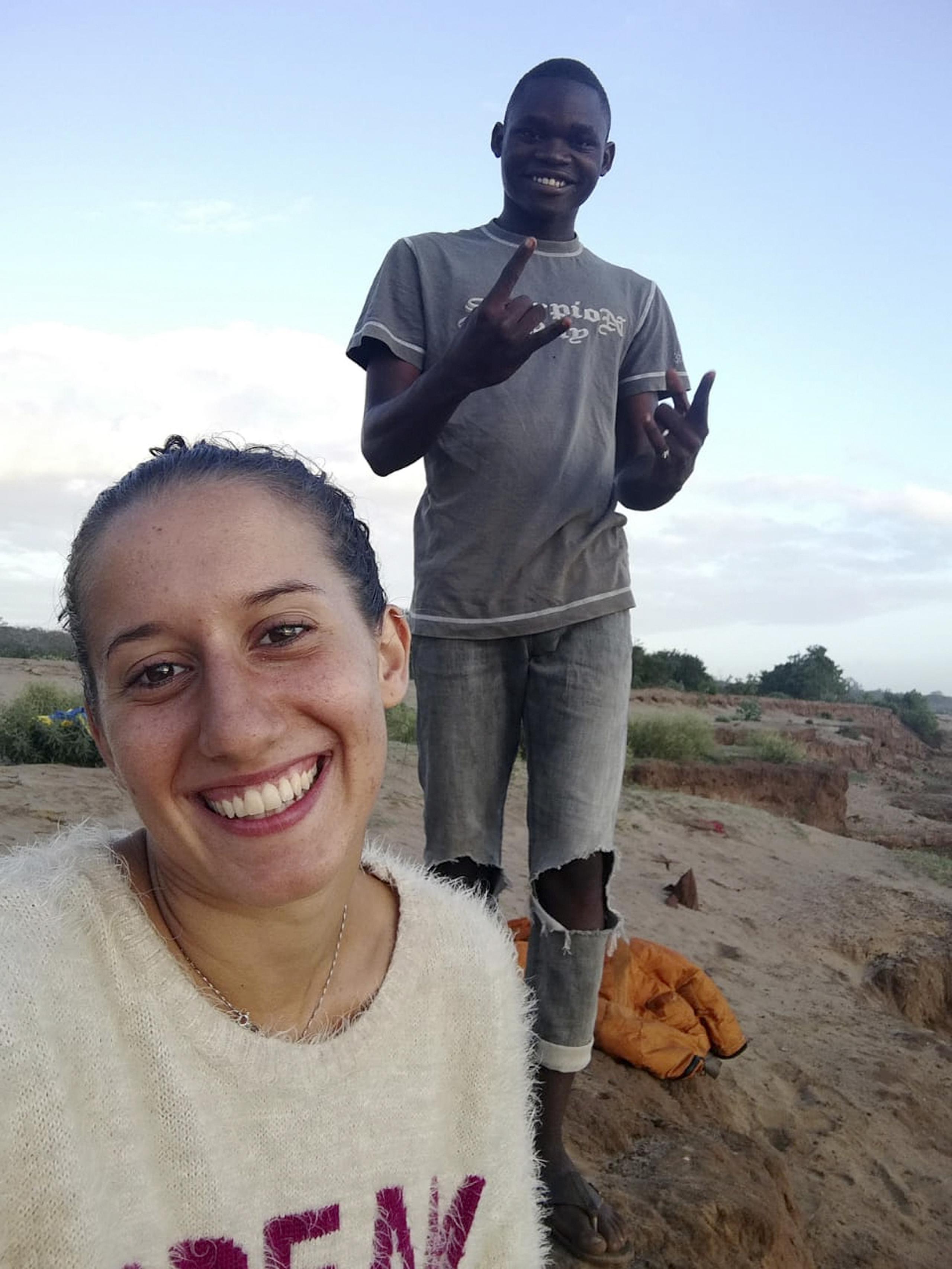 La voluntaria italiana Silvia Constanza Rmano posa con Ronald Kazungu Ngala, de 19 años, en la aldea de Chakama, en el condado costero de Kilifi, en Kenia