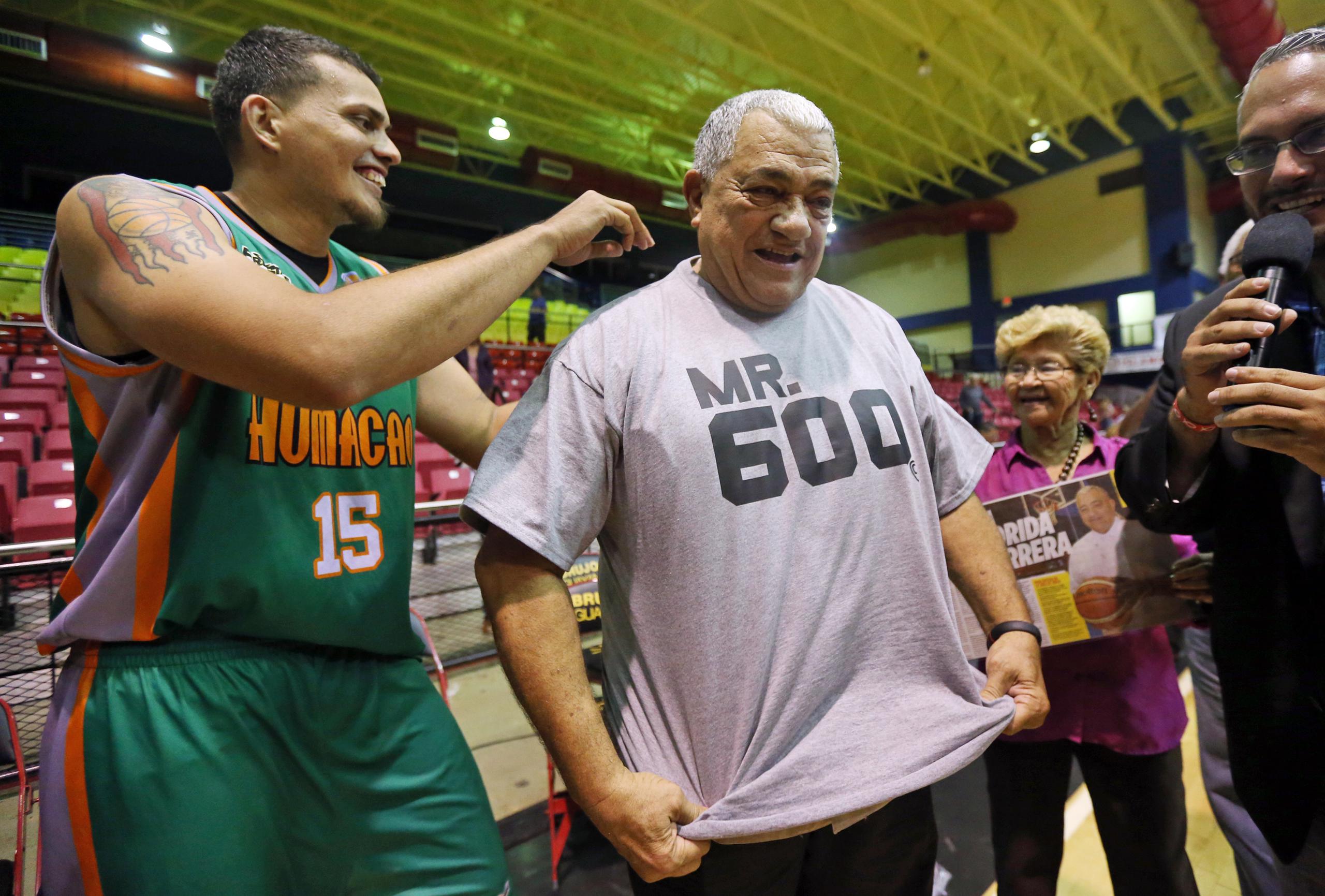 Flor Meléndez es el dirigente más ganador en la historia del Baloncesto Superior Nacional. En la foto, celebrando durante la campaña del 2017 cuando arribó a las 600 victorias en el BSN.