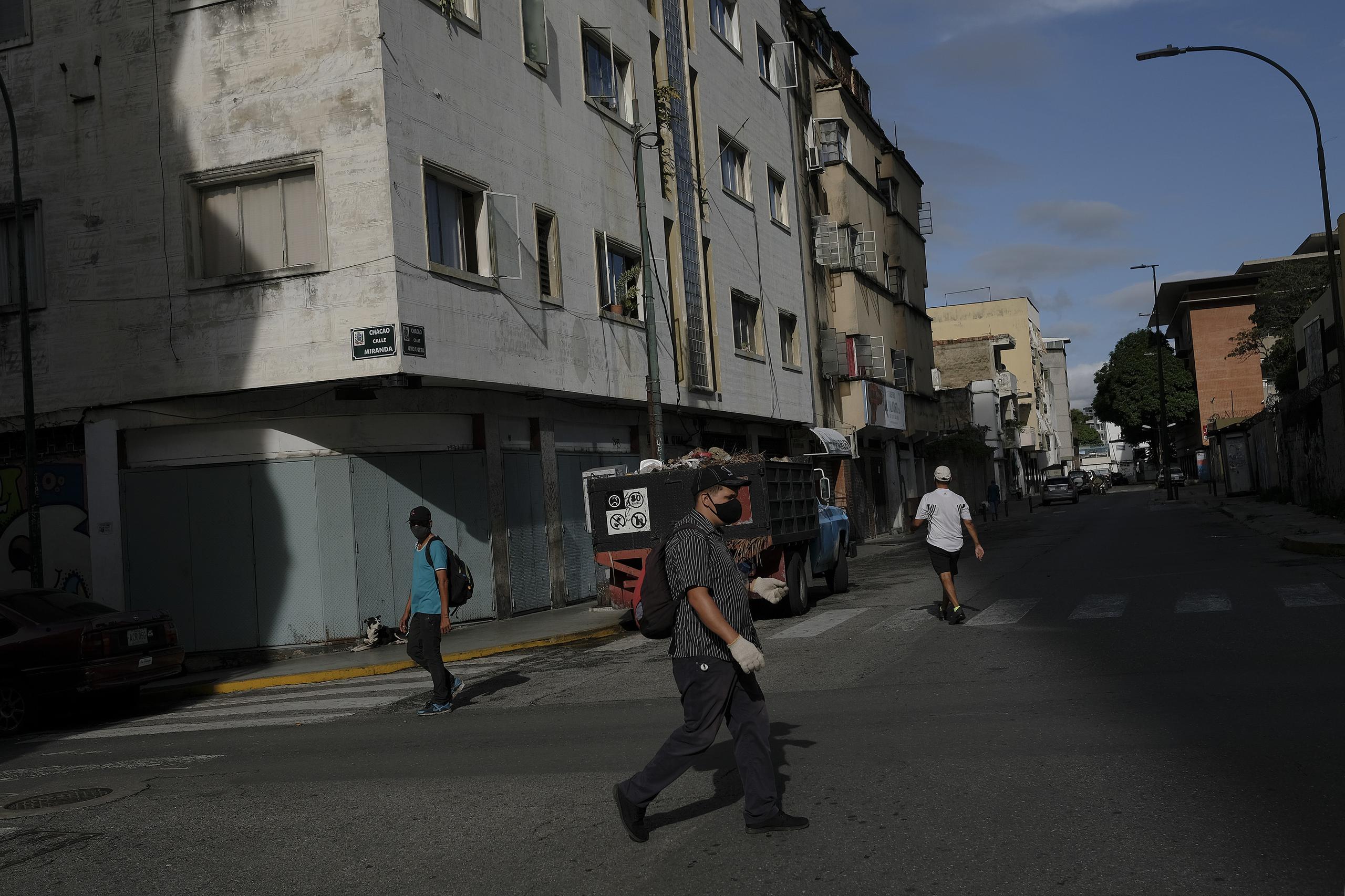 La foto del 9 de agosto de 2020 muestra a un grupo de peatones con mascarillas en el barrio del Chacao, en Caracas.