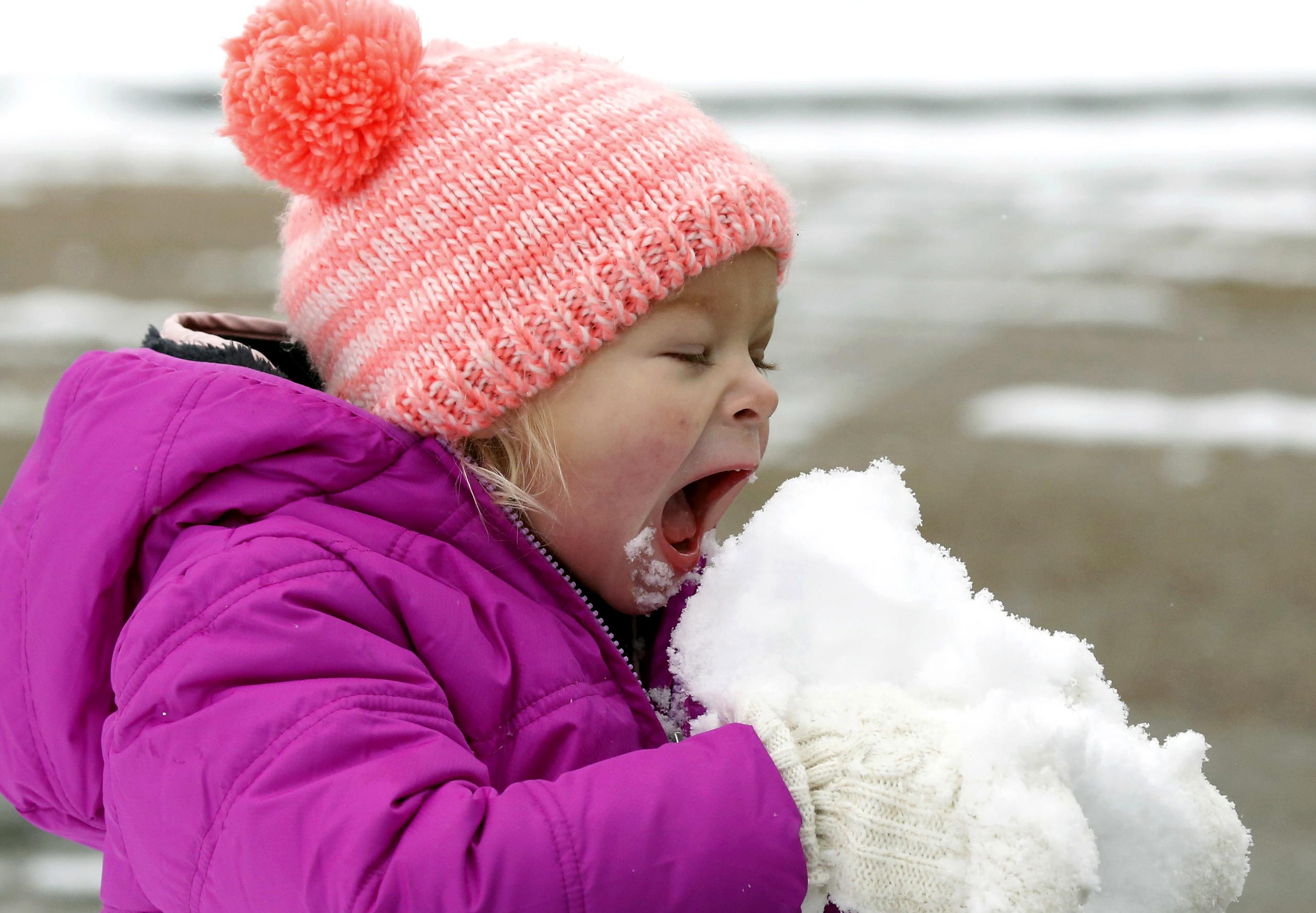 Emmaline Dendinger, de tres años, disfruta de un abundante bocado de nieve en Jackson, Mississippi. (AP / Rogelio V. Solis)