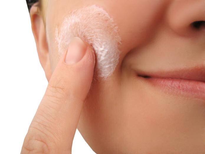Exfoliar y usar mascarillas según la necesidad deben ser parte de la rutina de cuidado de la piel.