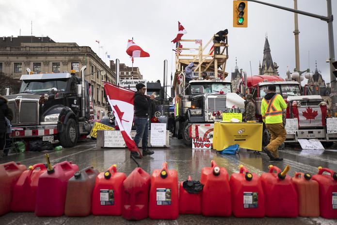 Activistas de extrema derecha y antivacunas, inspirados por las acciones canadienses, ahora están planeando versiones estadounidenses de las protestas contra los mandatos y restricciones por el COVID-19 inspirados en las manifestaciones canadienses.