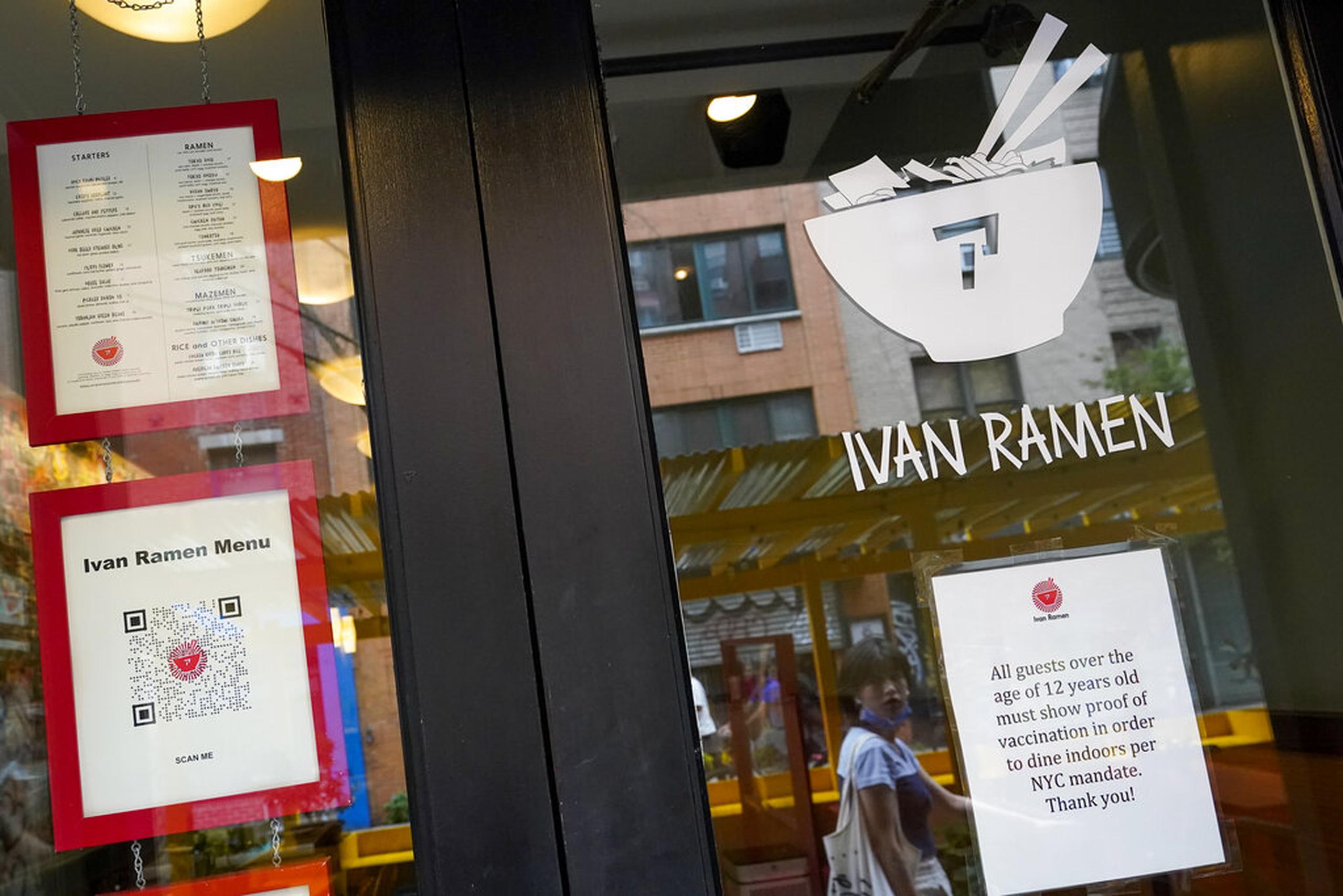 Un letrero colocado en la ventana del restaurante Ivan Ramen informa al cliente que debe mostrar un comprobante de vacunación para cenar en el interior, el 17 de agosto de 2021 en Nueva York.