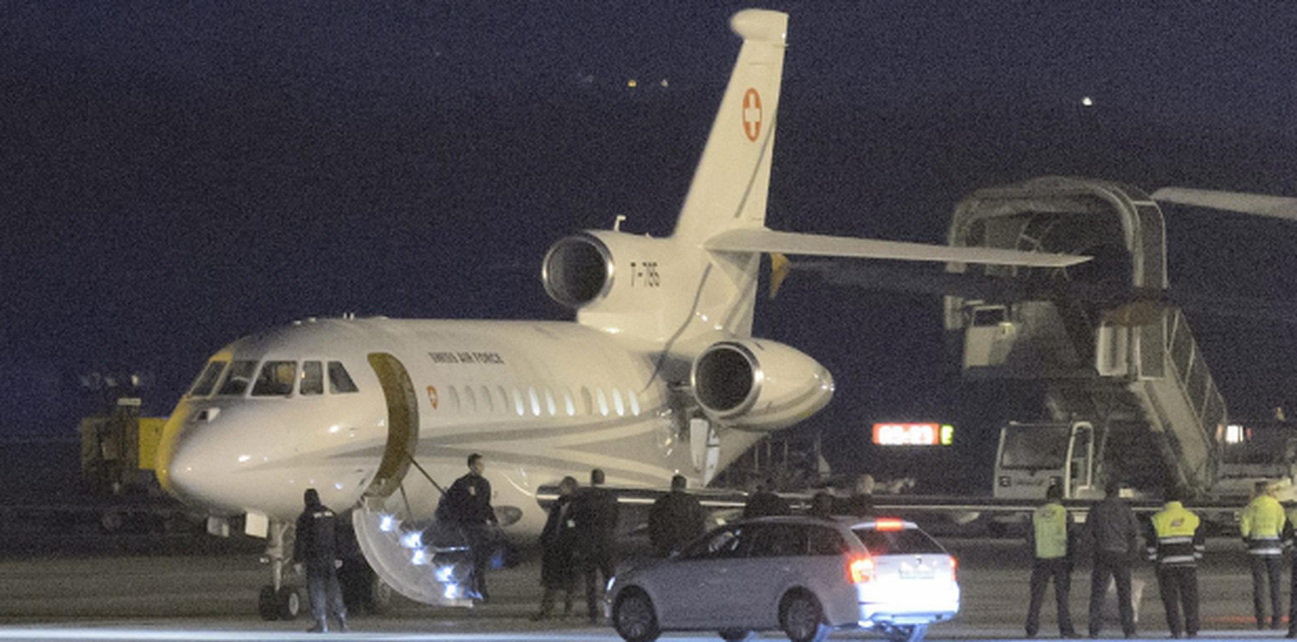Un avión de la fuerza aérea suiza que llevaba a tres de los cuatro estadounidenses liberados por Irán aterrizó esta tarde en Ginebra. (AP)
