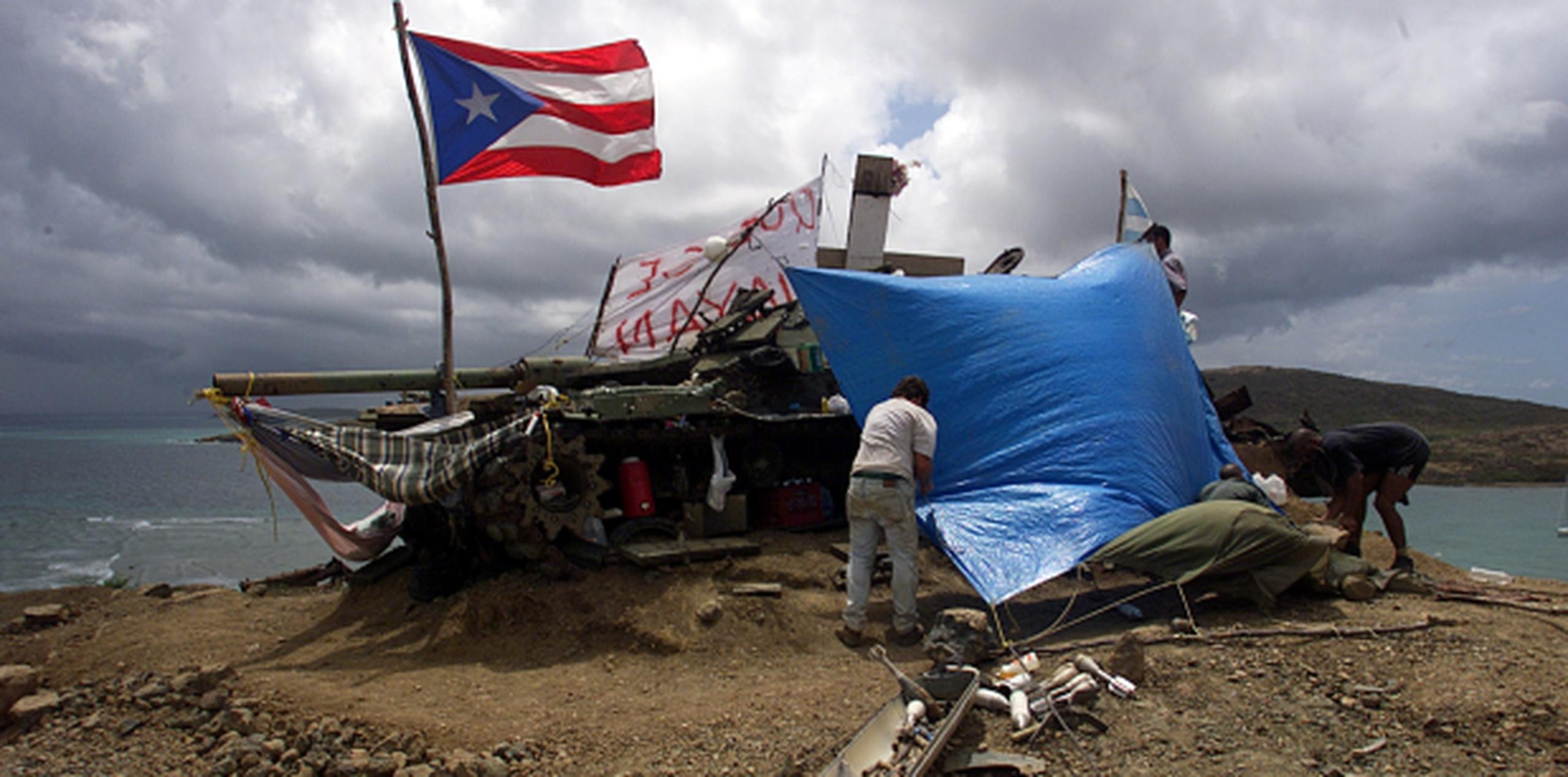 El proceso formal de limpieza inició en el 2004, y desde entonces se han removido sobre 28,000 piezas militares que incluyen: municiones, bombas, artefactos y residuos de explosivos. En la foto, activistas en el campamento García, área de impacto y prácticas del cuerpo militar. (Archivo)