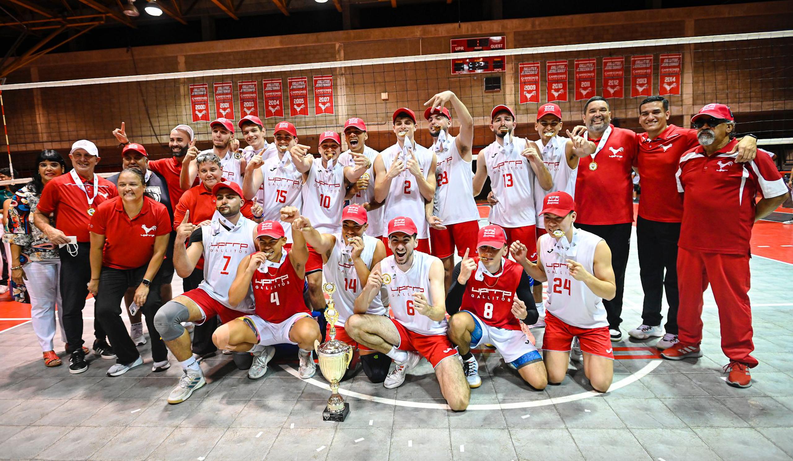Los campeones y su equipo de trabajo posan con el primer trofeo de campeonato en 19 años en el torneo de voleibol de la LAI.