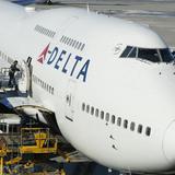 Delta reduce vuelos 40% por declive en demanda 