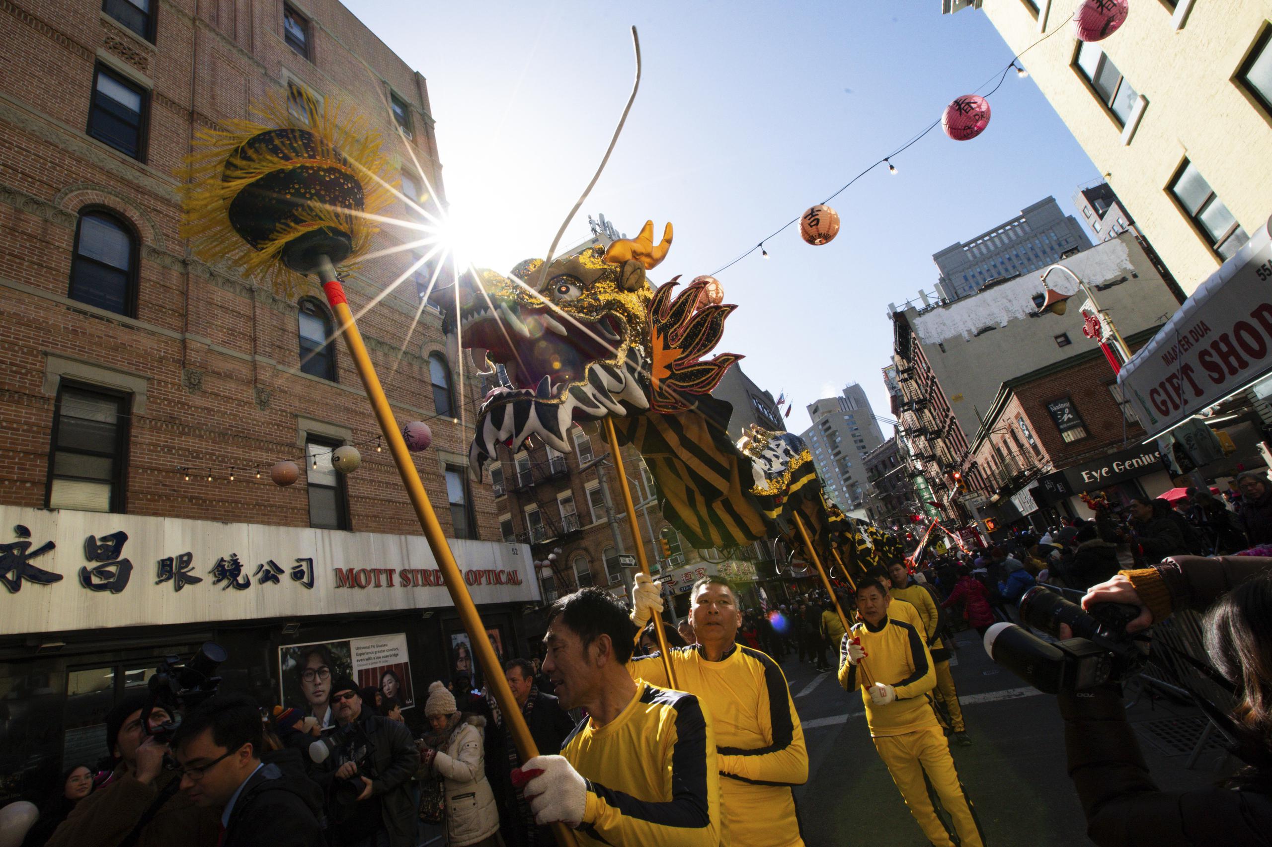 El desfile por el Año Nuevo Lunar en el “Chinatown” de Nueva York el 25 de febrero de 2024. (Foto AP /Eduardo Munoz Alvarez)