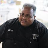 El chef Iván Clemente lleva alegría y comida caliente a niñas y niños de Barrio Obrero