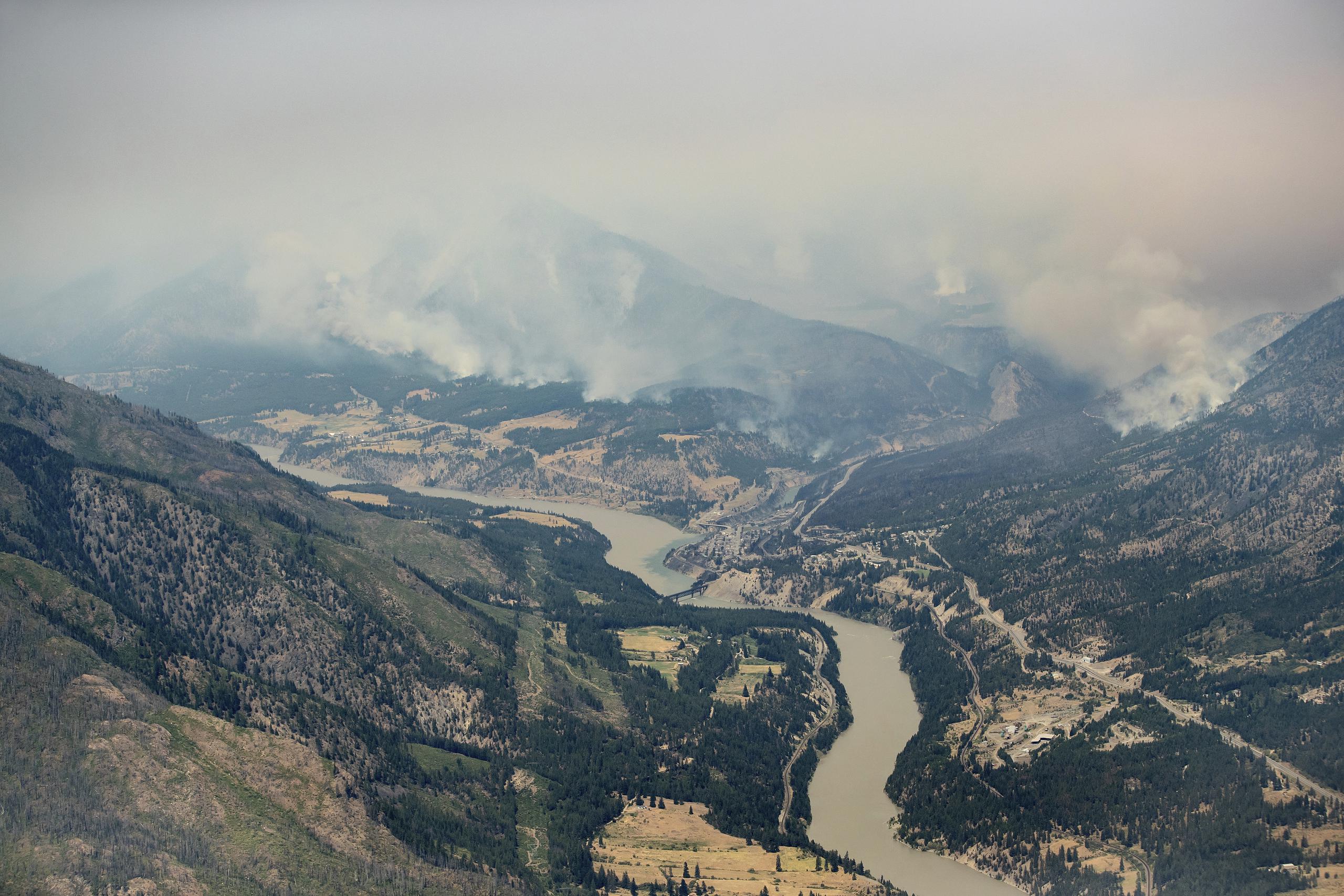 Vista de un incendio forestal en las montañas al norte de Lytton, Canadá, el 1 de julio de 2021.