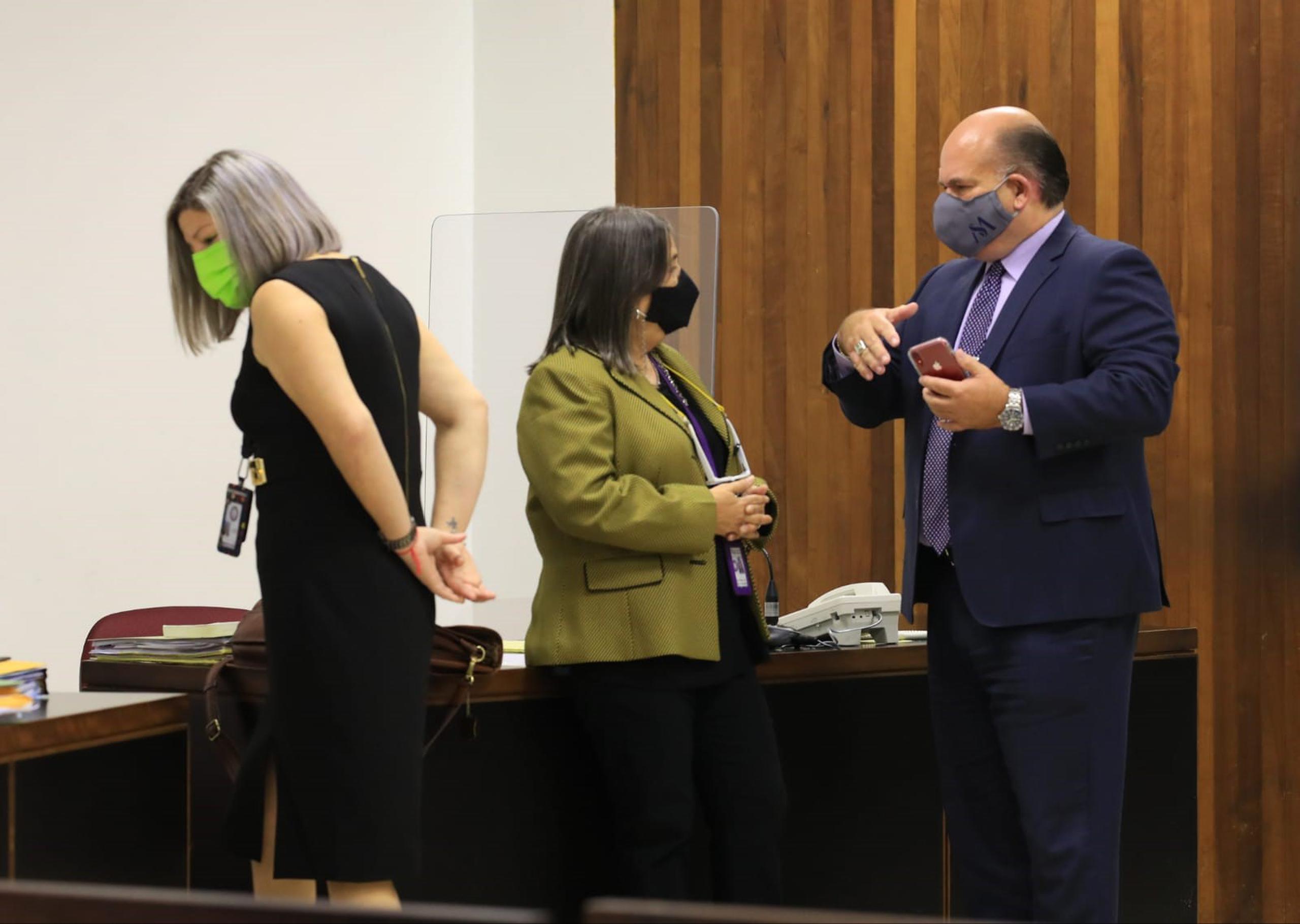 La fiscal Gretchen Pérez Catinchi conversa con el abogado Manuel Morales Schmidt, mientras la fiscal Jessika Correa se aleja, durante la vista contra el acusado de asesinar a Rosimar Rodríguez Gómez.