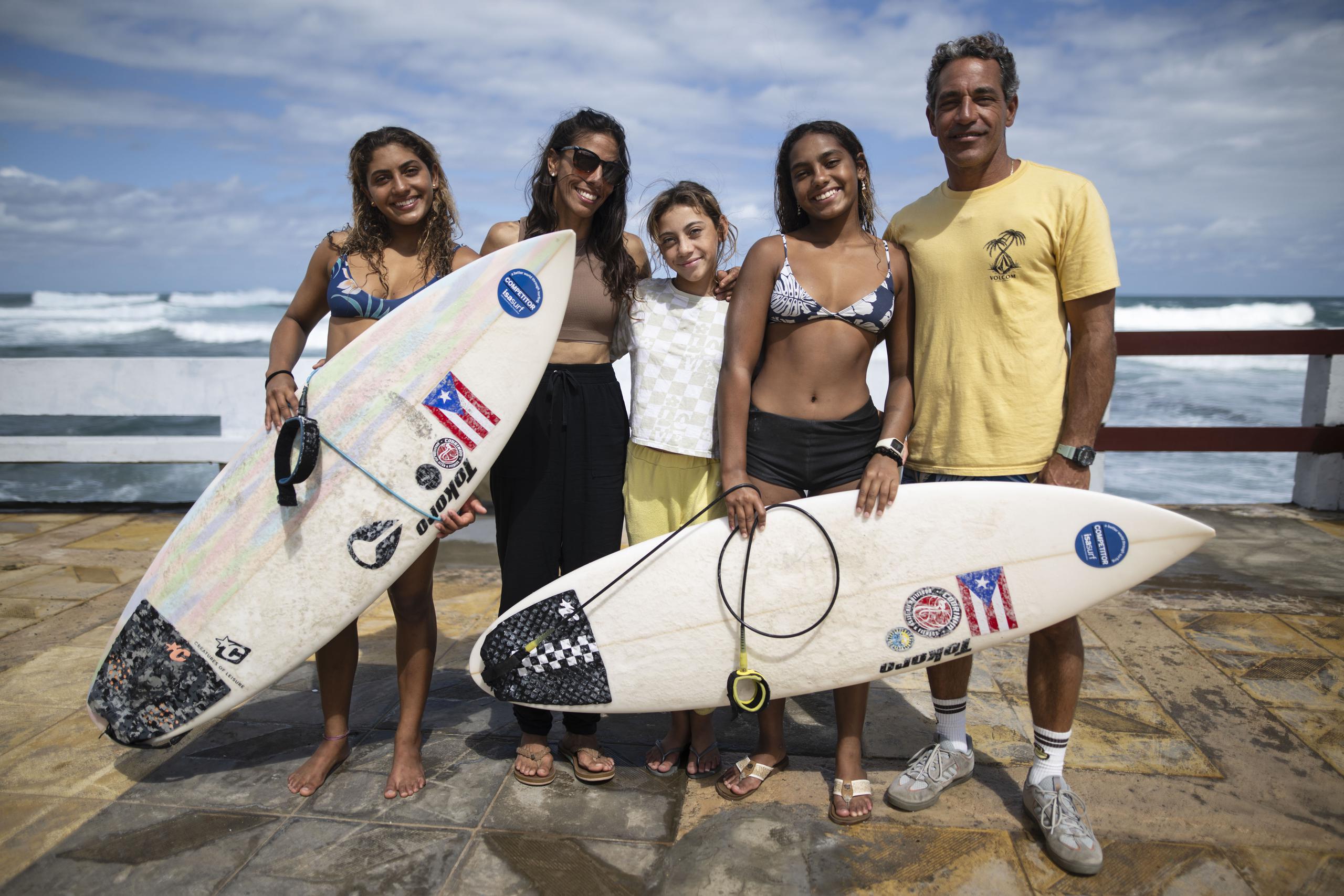 La familia Soto-Pérez se disfrutó el pasado fin de semana, con éxito, la cuarta parada del Circuito Nacional de Surfing en Arecibo. En el orden acostumbrado aparecen Miamar, quien ganó la categoría de los 18 años, su madre Ivelisse Pérez, sus hermanas Alana y Sinaí y su padre Alex Soto.