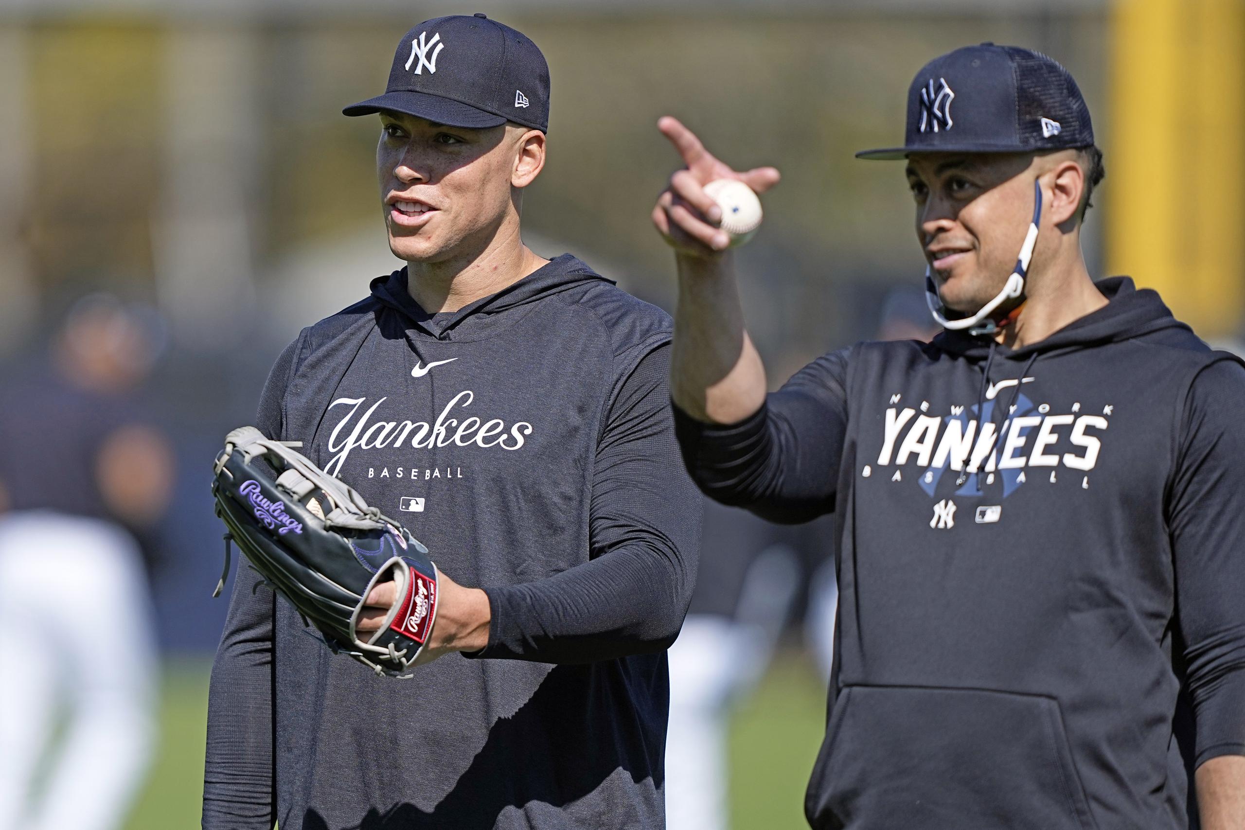 Aaron Judge (izquierda) y Giancarlo Stanton miran al graderío antes de un entrenamiento con los Yankees de Nueva York. La dupla nuevamente pudiera hacer escante con sus bates en la campaña.